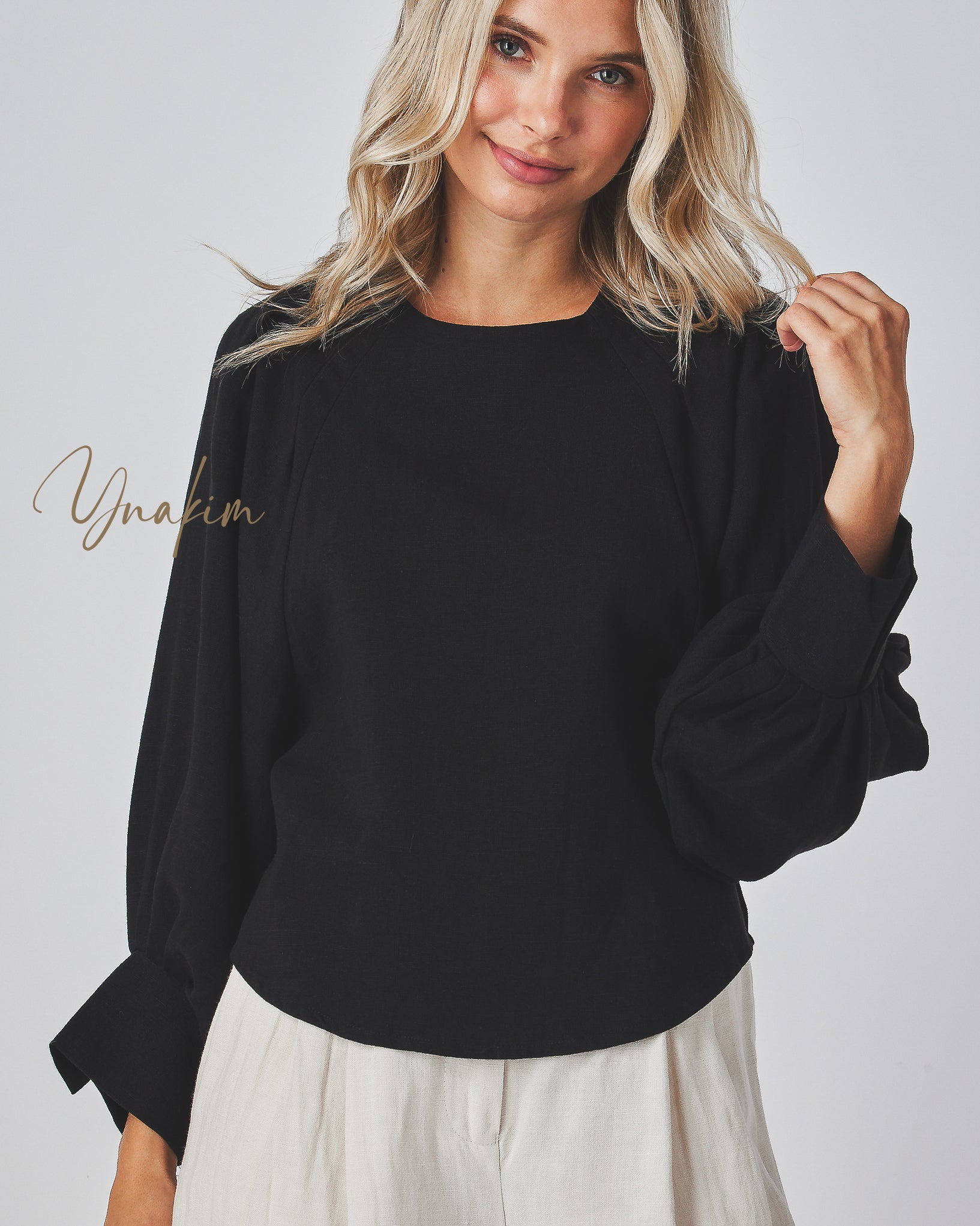 Boat neck line
Collarless
Dollman puff sleeves
Pleated cuffs
Loose fit blouse