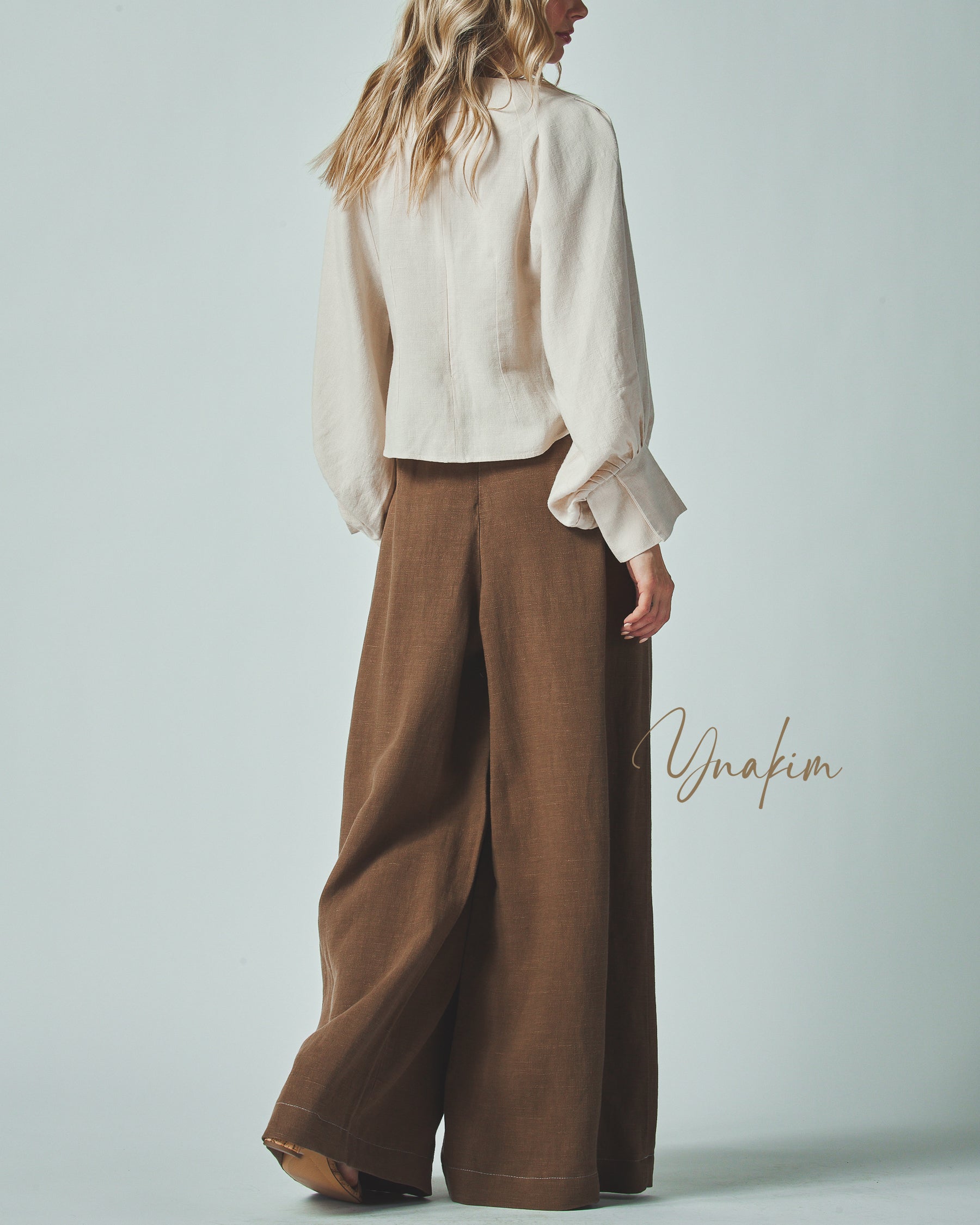 Boat neck line
Collarless
Dollman puff sleeves
Pleated cuffs
Loose fit blouse