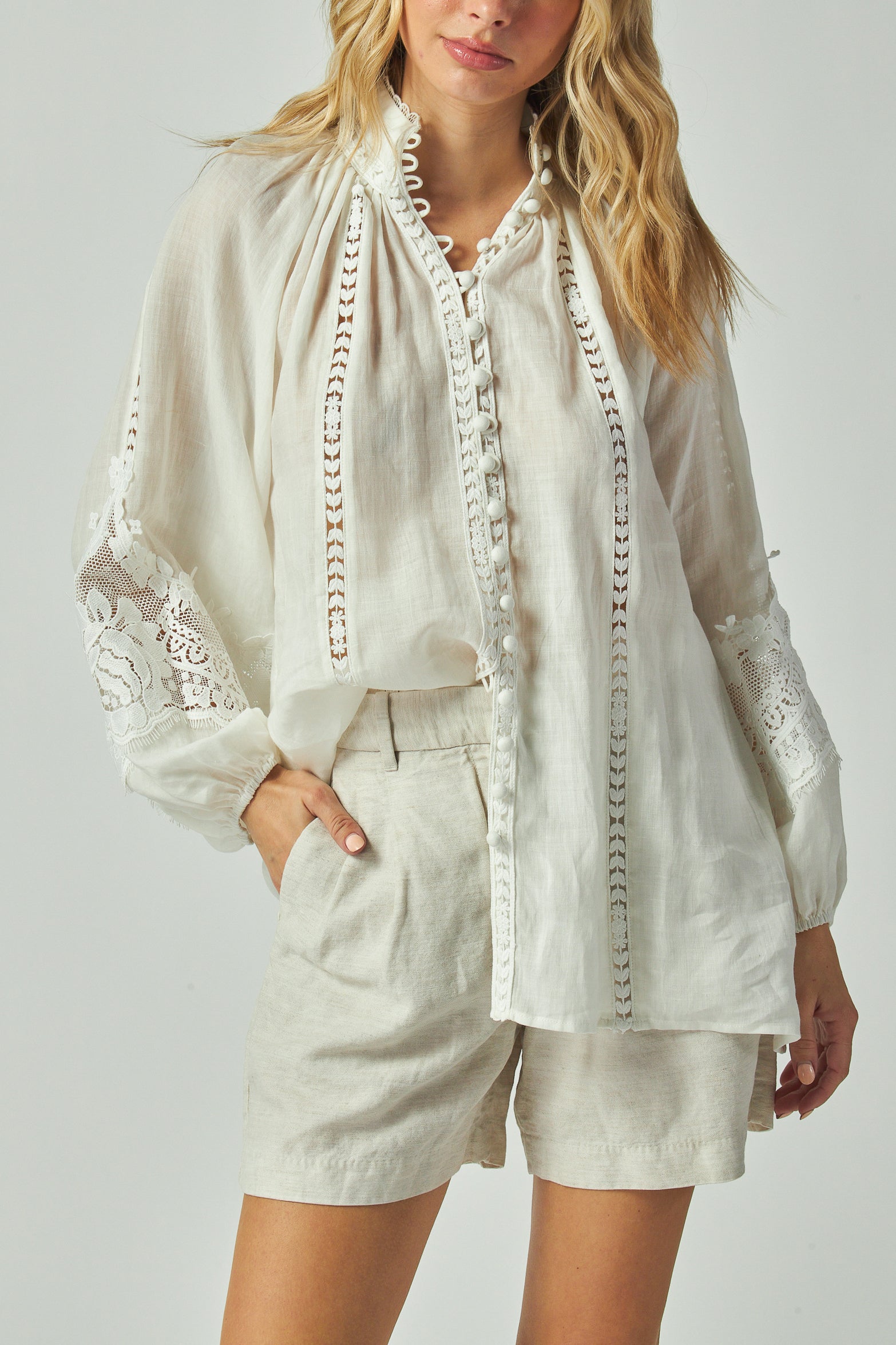 Lace detail button blouse
Boho blouse with fitted cuffs
Band collar loose blouse
Bohemian blouse with band neck and puff sleeves