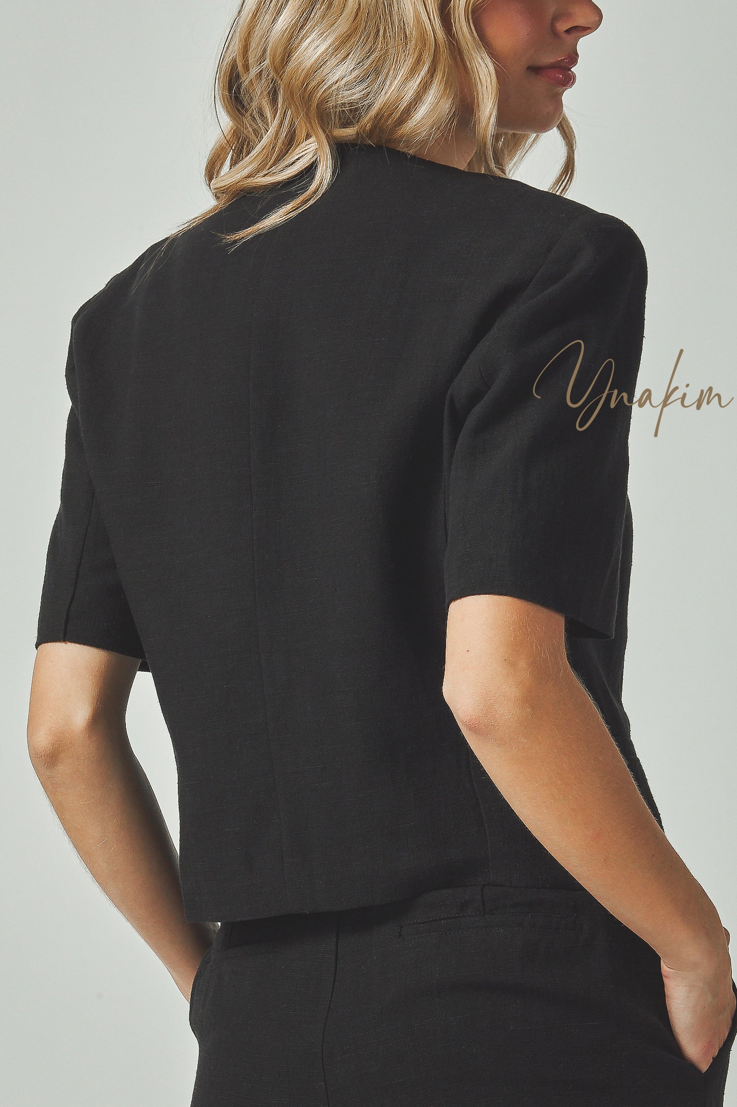 Collarless button up jacket
V neck collarless short sleeve mini blazer

