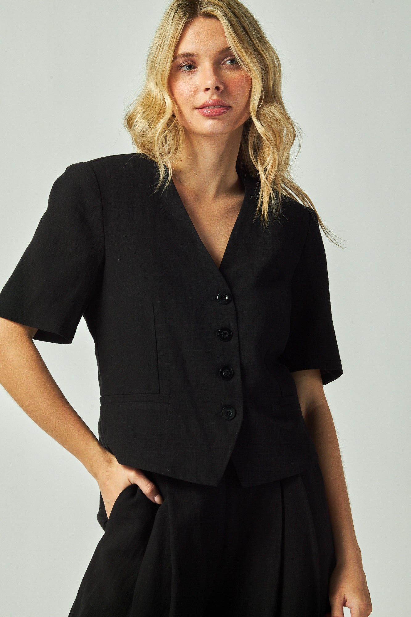 V-neck mini blazer
Collarless short sleeve blazer
Button up mini jacket
Short sleeve blazer jacket
Front button blazer for women
Lightweight summer blazer
Mini blazer with V neckline
Collarless button up jacket
V neck collarless short sleeve mini blazer
Button up short jacket with V neckline
Summer mini blazer with no collar
Elegant lightweight blazer with short sleeves
Chic collarless blazer for layering
Minimalist short sleeve button blazer
Cropped jacket with V neckline and front buttons