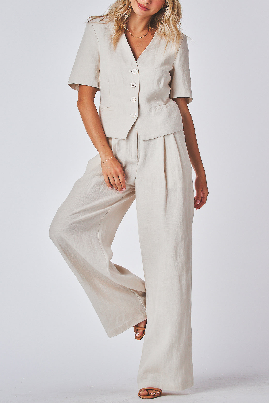 Lightweight summer blazer
Minimalist collarless jacket
Chic button front blazer
Structured mini blazer
