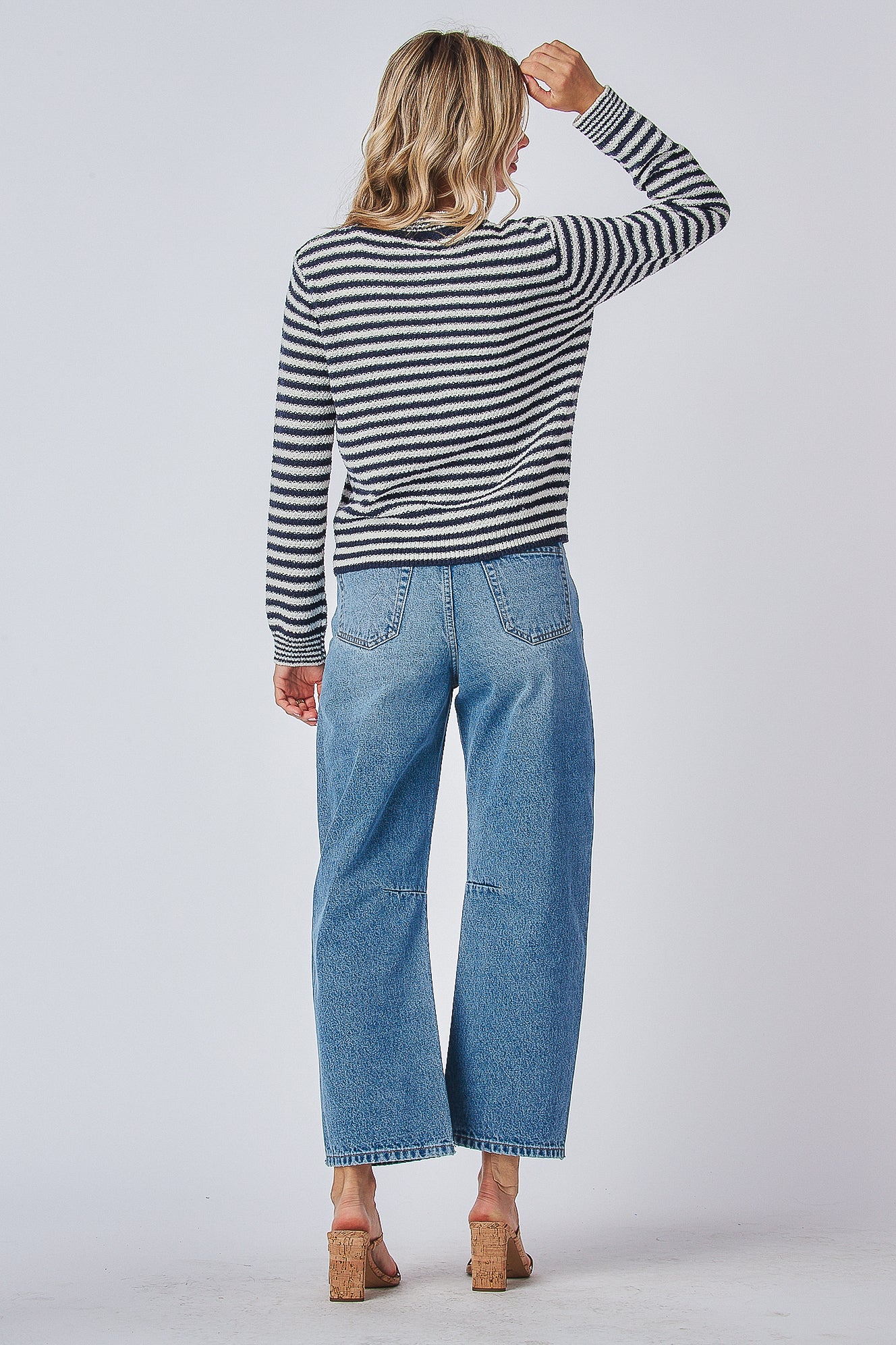 Classic striped knitwear
Versatile sweater cardigan
Stylish front pocket cardigan
Comfortable button front sweater