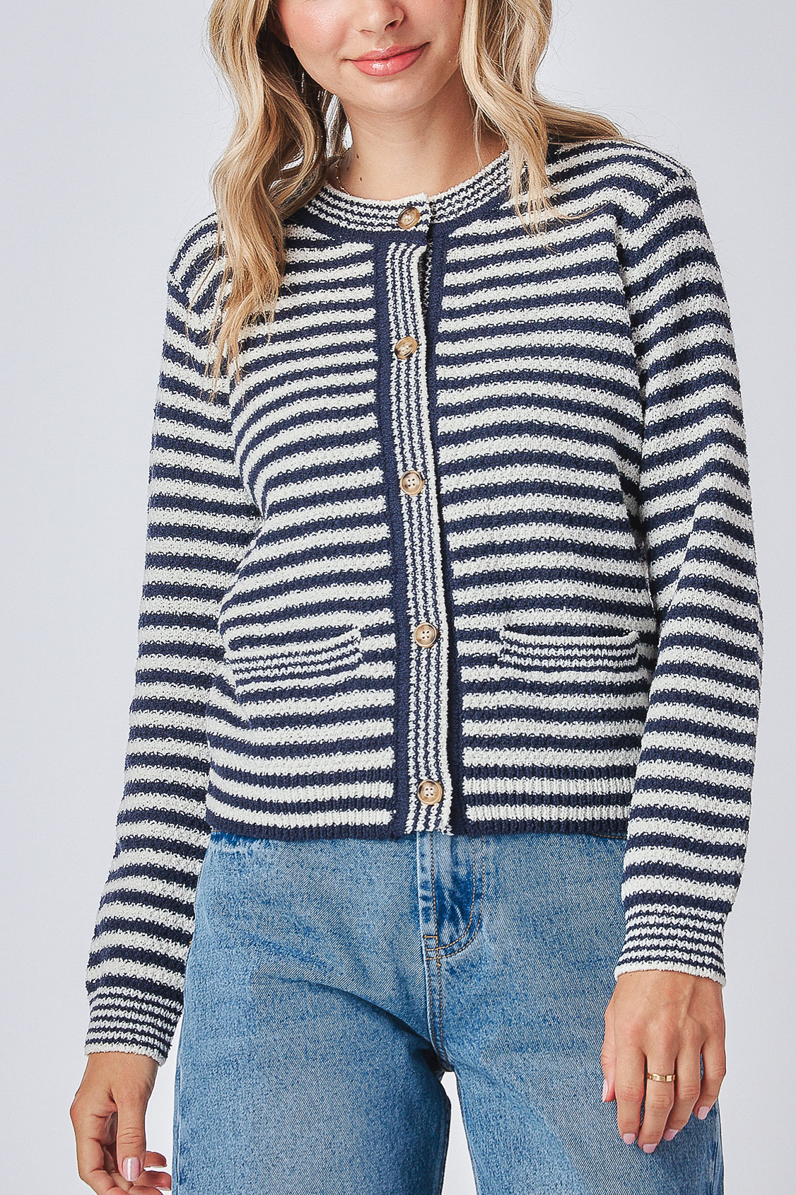 Front button cardigan
Round neck knit sweater
Front pocket cardigan

