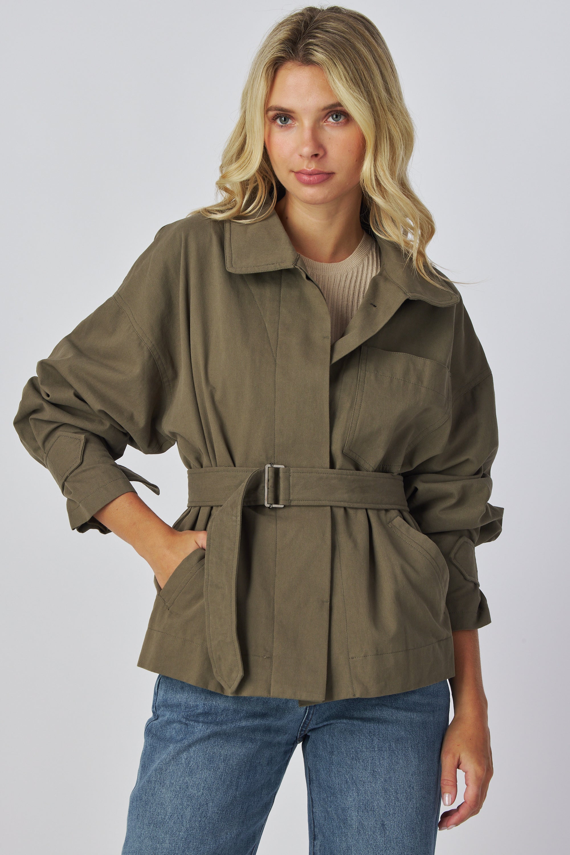 Olive Jacket
Long sleeves
Strap cuffs
Front belt
Shirt collar
100% Cotton 
