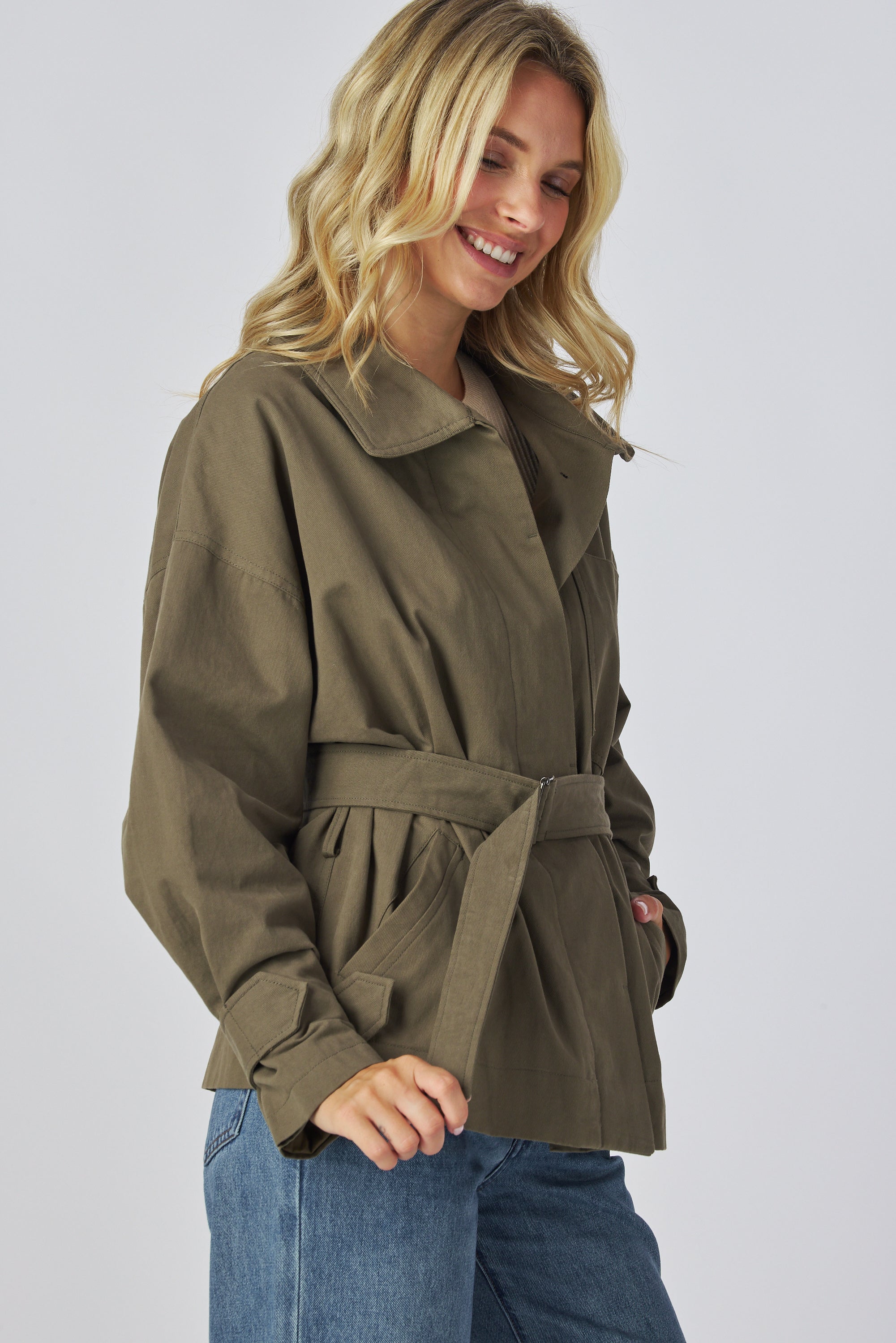 Olive Jacket
Long sleeves
Strap cuffs
Front belt
Shirt collar
100% Cotton 