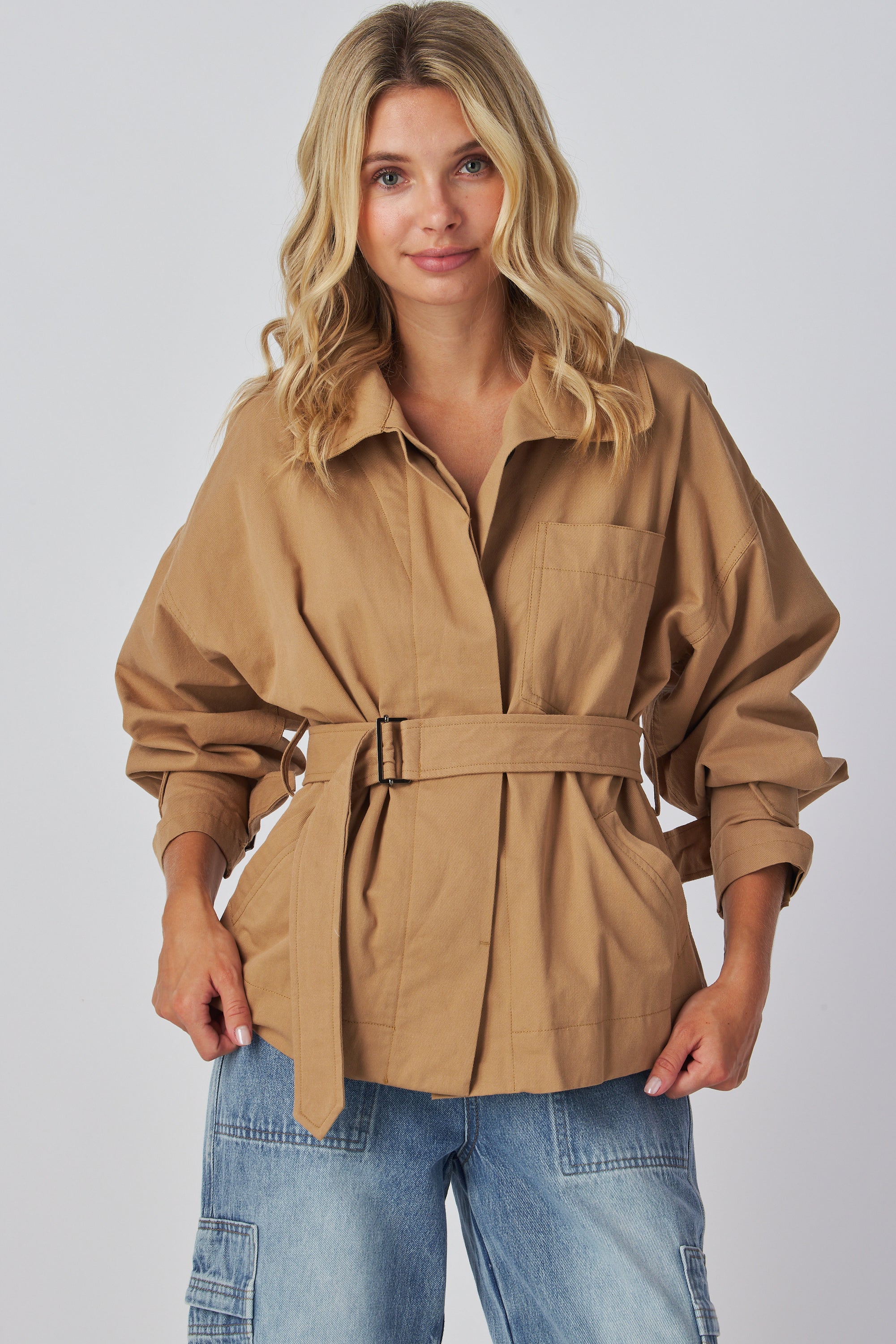 Olive Jacket
Long sleeves
Strap cuffs
Front belt
Shirt collar
100% Cotton 