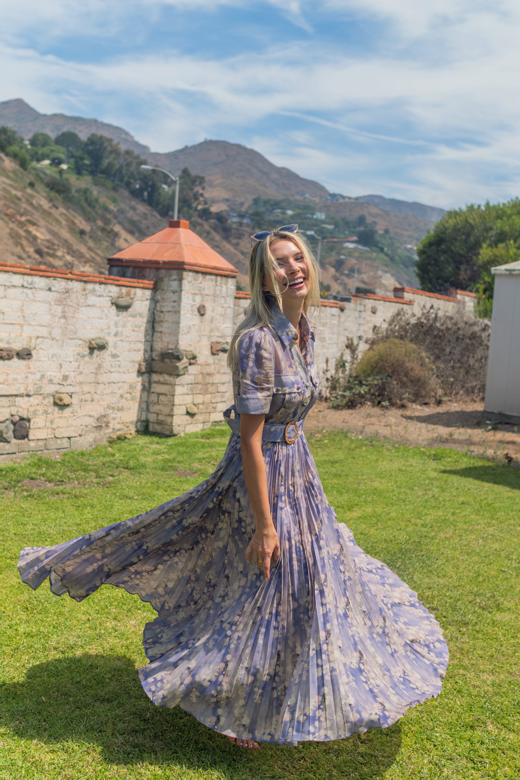 Camila shirt dress
short sleeves
Belted waist
Front pockets
Button up details
Pleated waist
Maxi dress