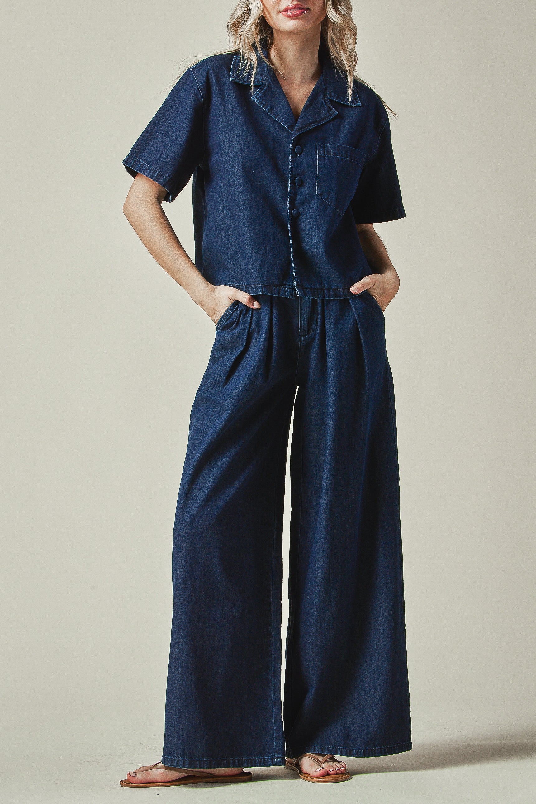 Notched shirt collar
Button up short sleeve
