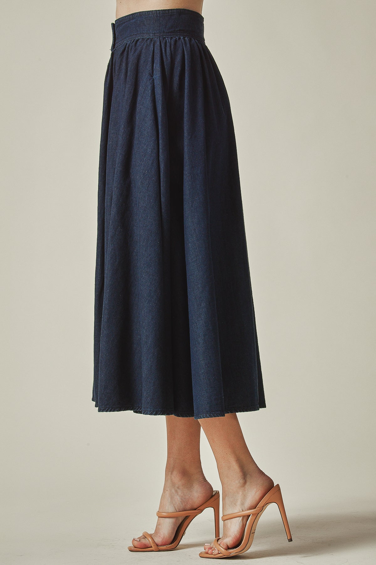 Everyday button front midi skirt
Elegant A-line skirt with front closure
Classic high rise midi skirt with buttons