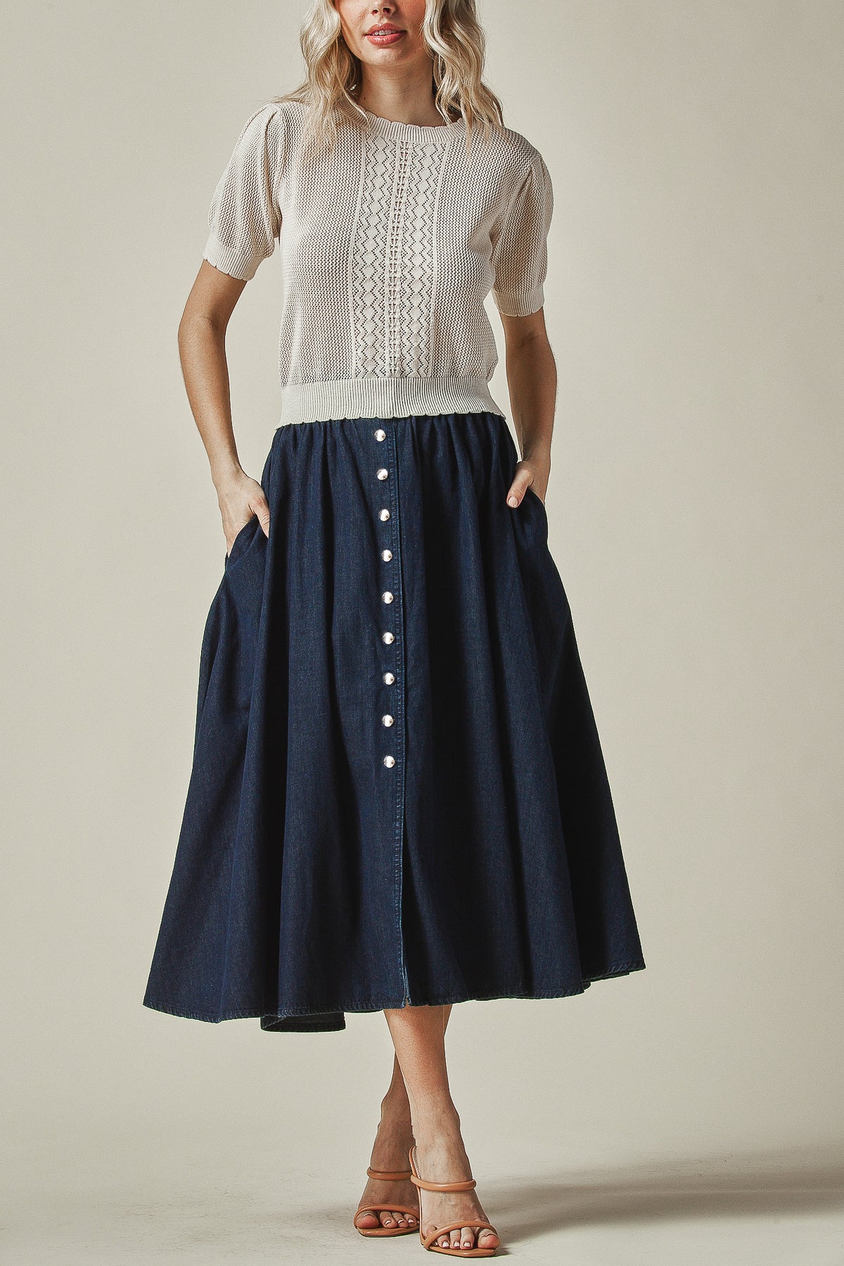 High waist midi skirt
Button front midi skirt
A-line midi skirt
Flared midi skirt
Button up A-line skirt
