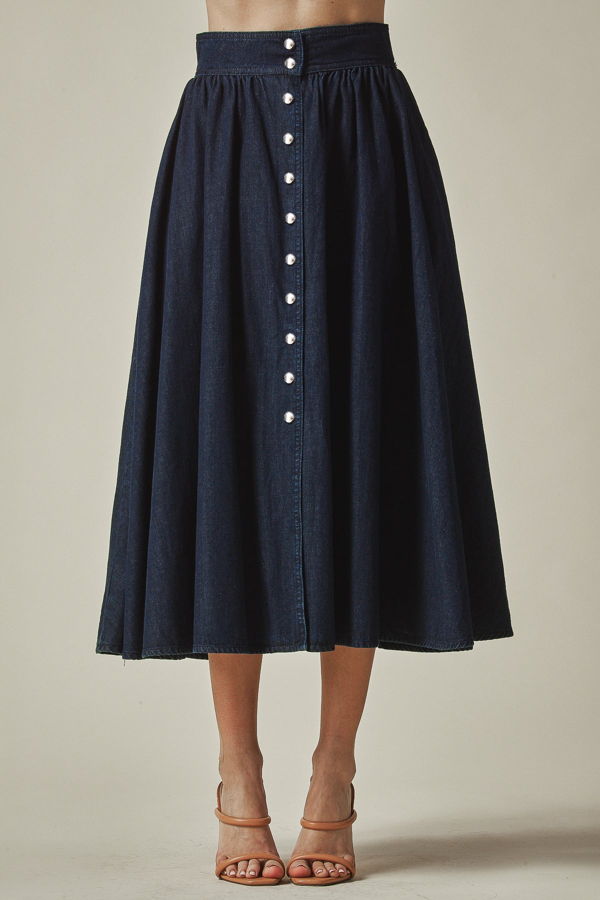 High rise flared skirt
Midi skirt with buttons
Casual A-line midi skirt
