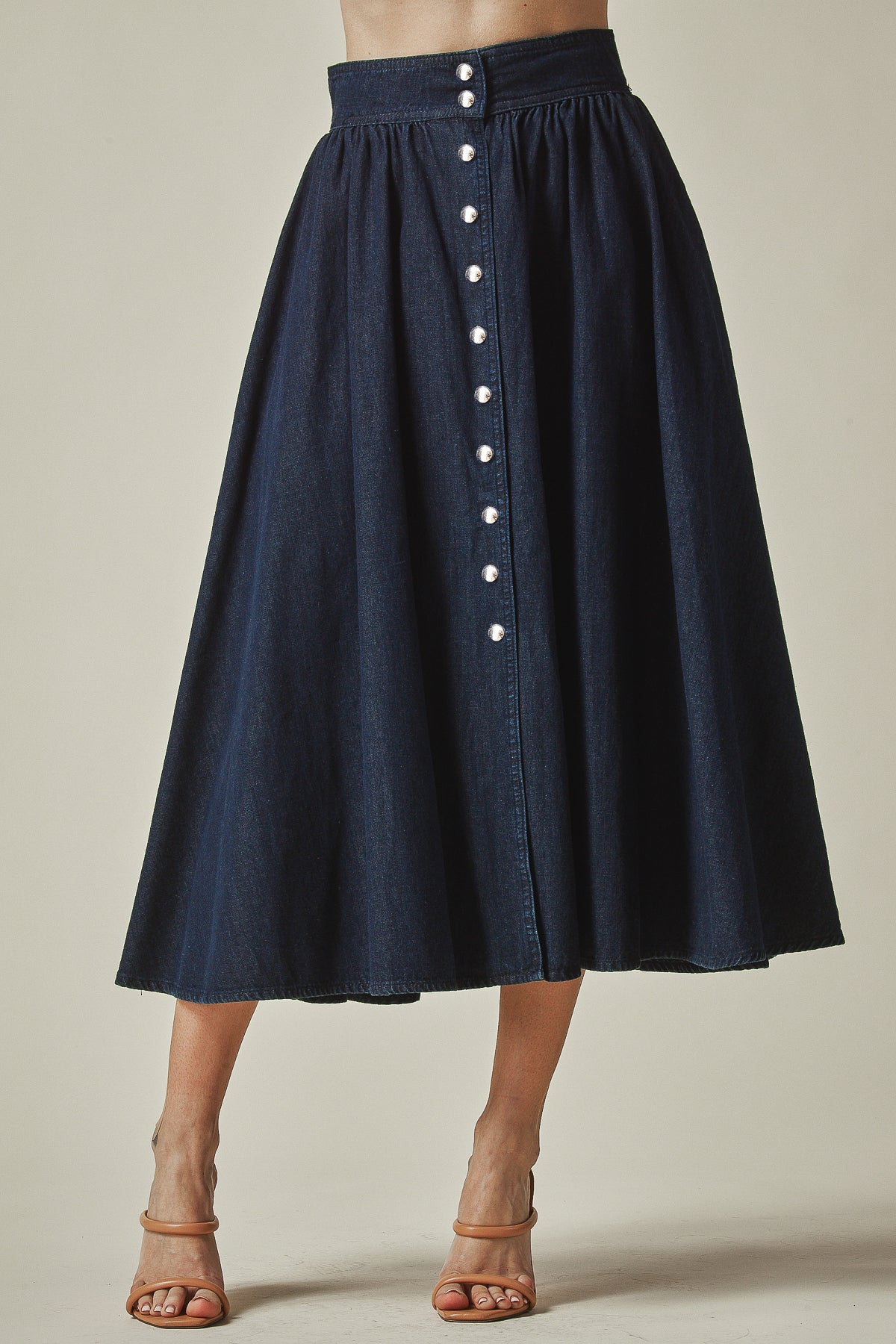 High waisted button up A-line midi skirt
Flared midi skirt with front button detail
