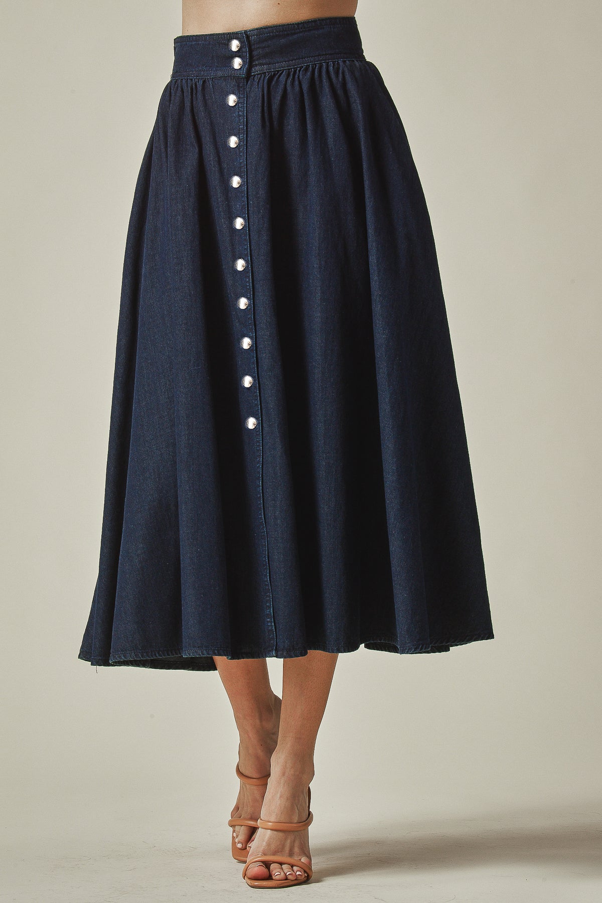 Vintage-inspired high waist midi skirt
Button down A-line skirt for women
Feminine flared midi skirt with high rise fit

