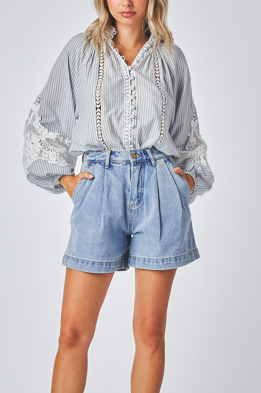 Lantern sleeve blouse
High neck lace blouse
