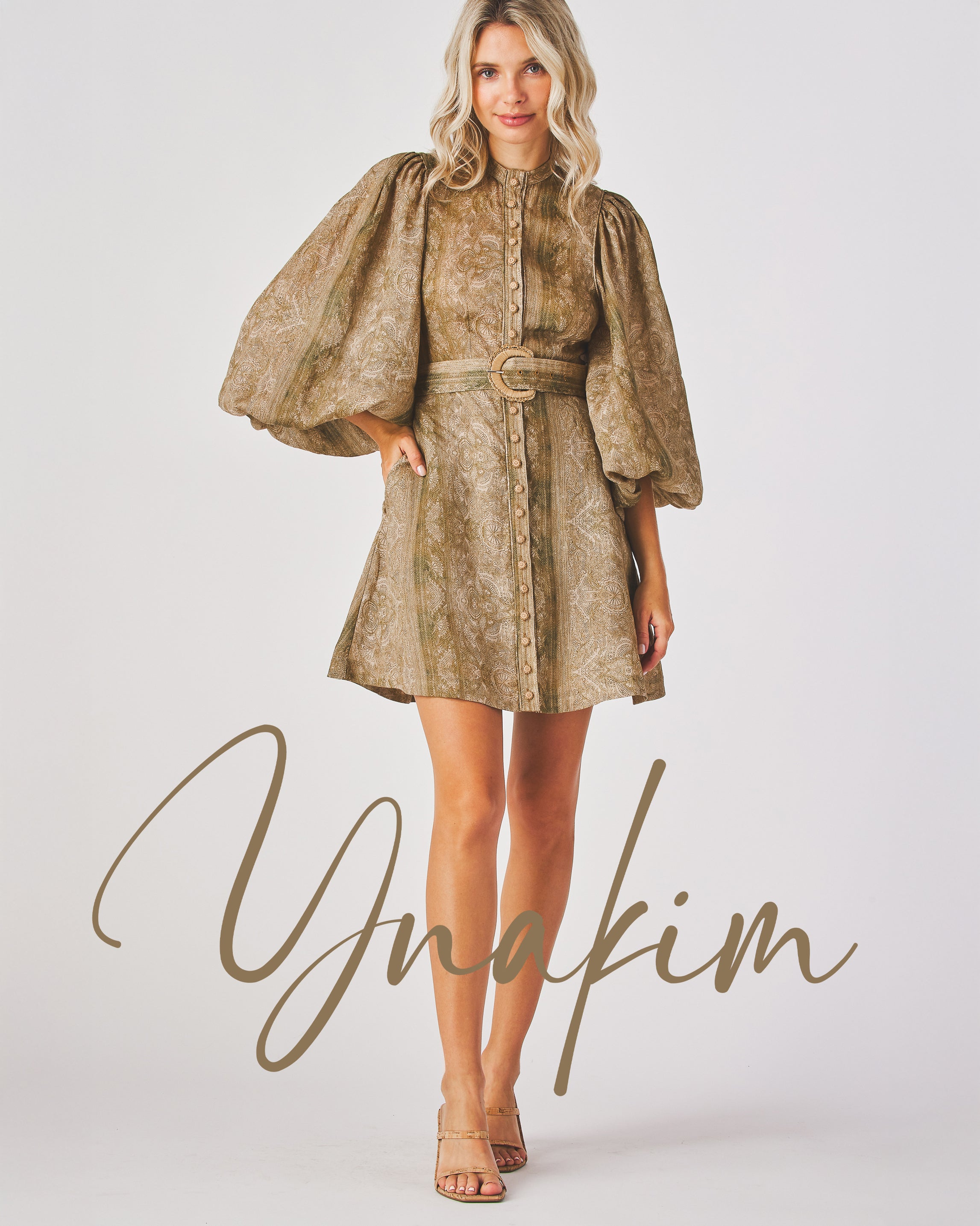 Collar band
Round neck
Lantern Sleeves
Belted
Button all the way down
Mini dress
A-line
Fabric 100% Ramie
Lining 86% Polyester 14% Spandex