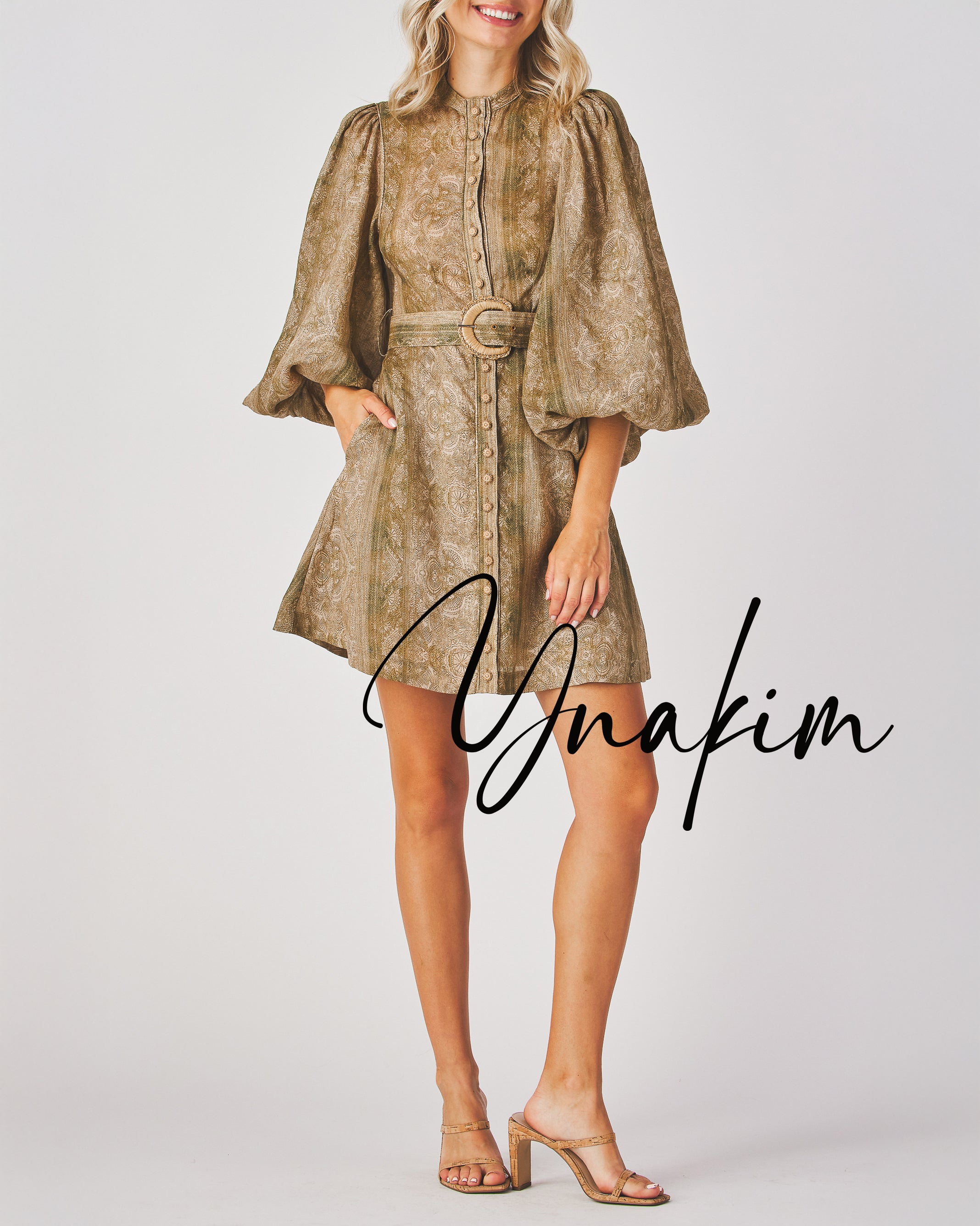 Collar band
Round neck
Lantern Sleeves
Belted
Button all the way down
Mini dress
A-line
Fabric 100% Ramie
Lining 86% Polyester 14% Spandex