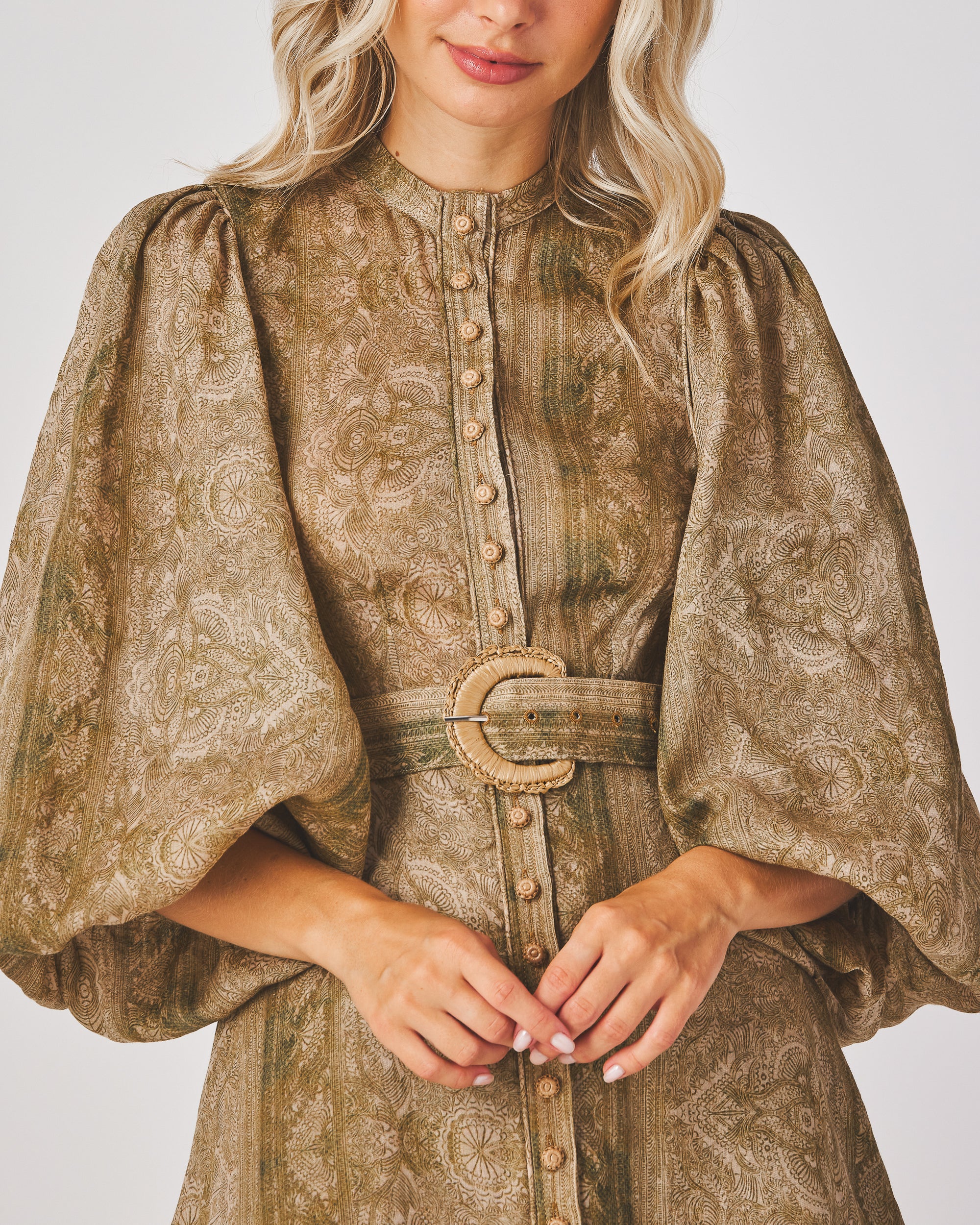 Collar band
Round neck
Lantern Sleeves
Belted
Button all the way down
Mini dress
A-line
Fabric 100% Ramie
Lining 86% Polyester 14% Spandex