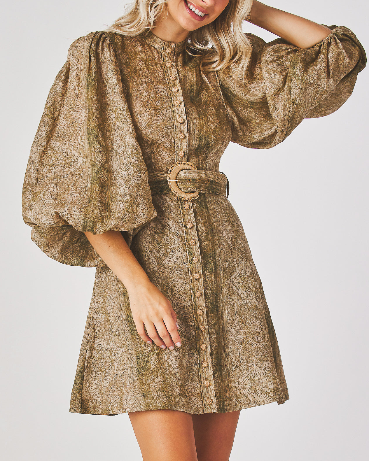 Collar band
Round neck
Lantern Sleeves
Belted
Button all the way down
Mini dress
A-line
Fabric 100% Ramie
Lining 86% Polyester 14% Spandex