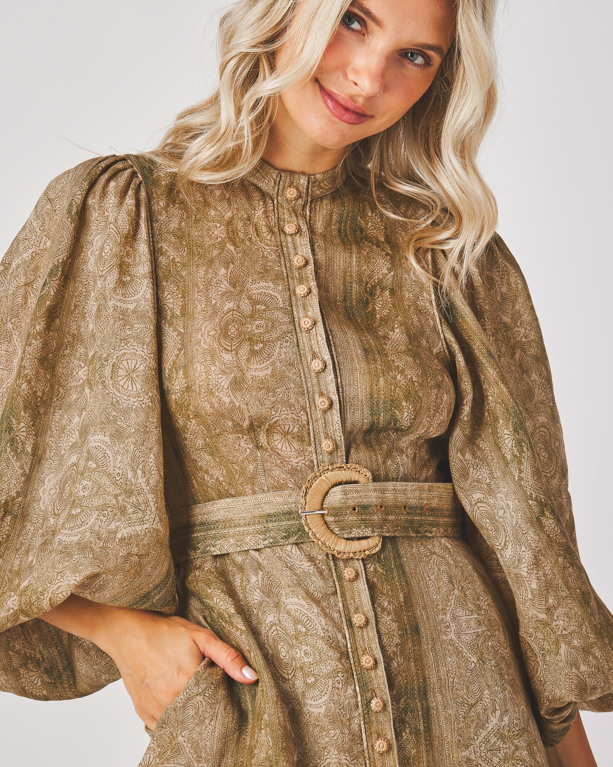 Collar band
Round neck
Lantern Sleeves
Belted
Button all the way down
Mini dress
A-line
Fabric 100% Ramie
Lining 86% Polyester 14% Spandex
