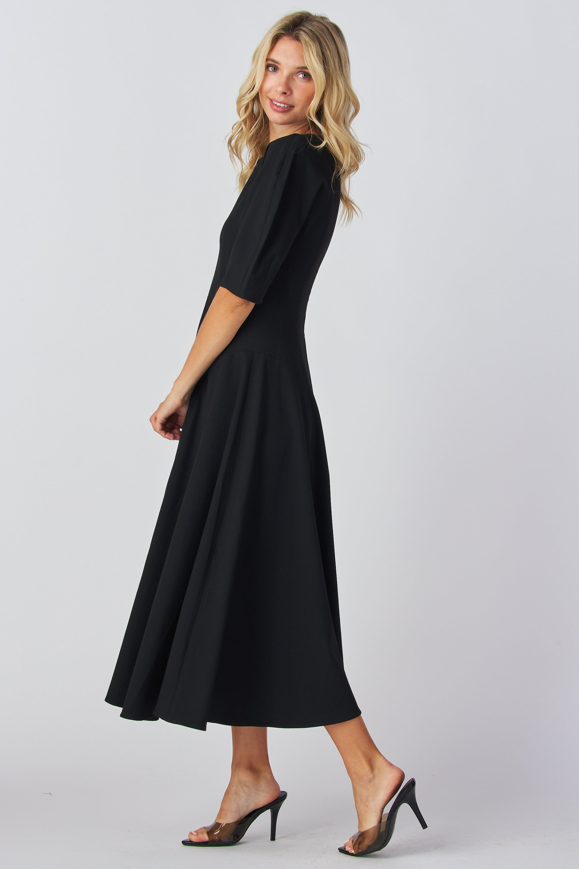 Fit and flare midi dress
Short sleeve midi dress
Round neckline dress
Collarless midi dress
Front and back zipper dress