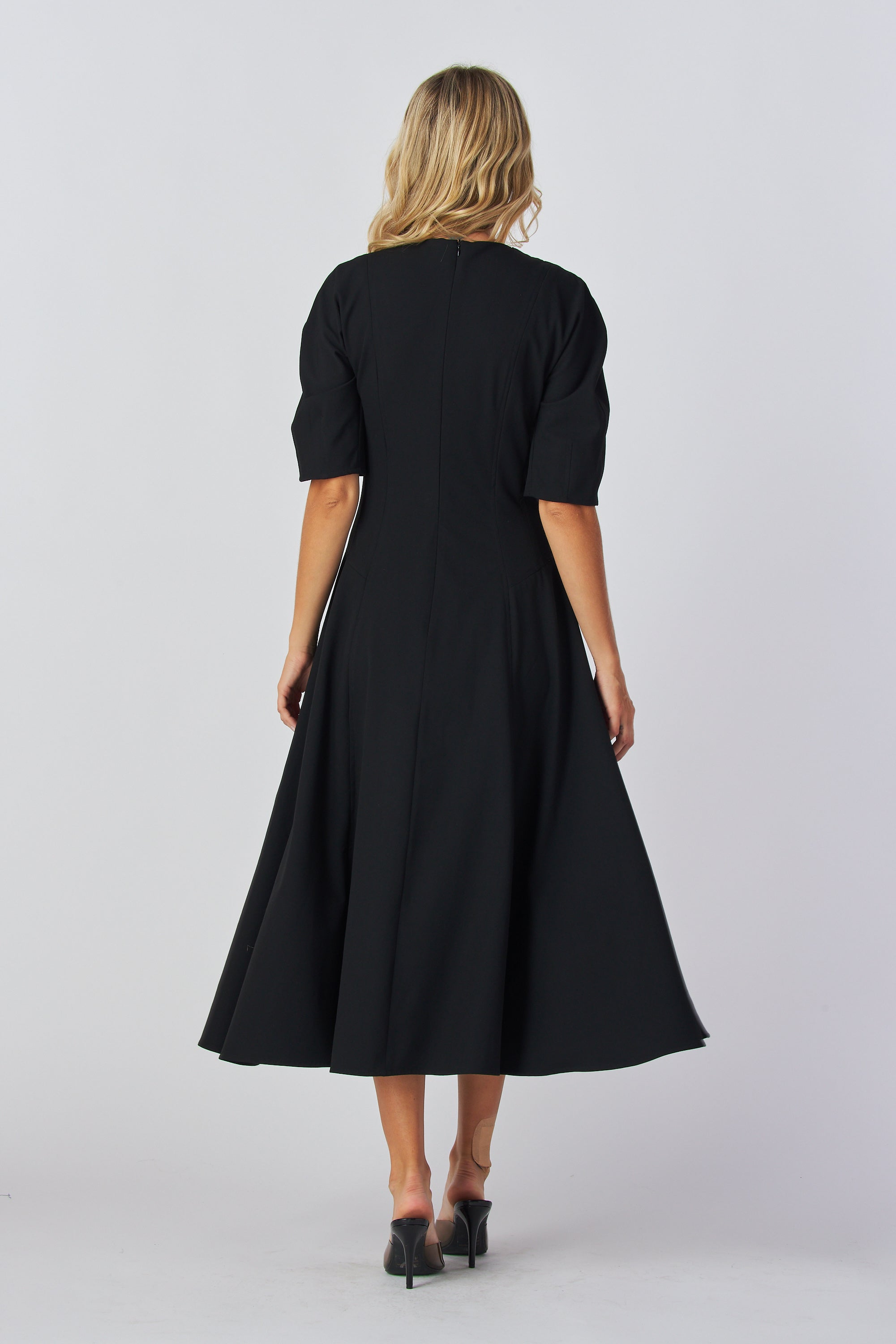 Fit and flare midi dress
Short sleeve midi dress
Round neckline dress
Collarless midi dress
Front and back zipper dress