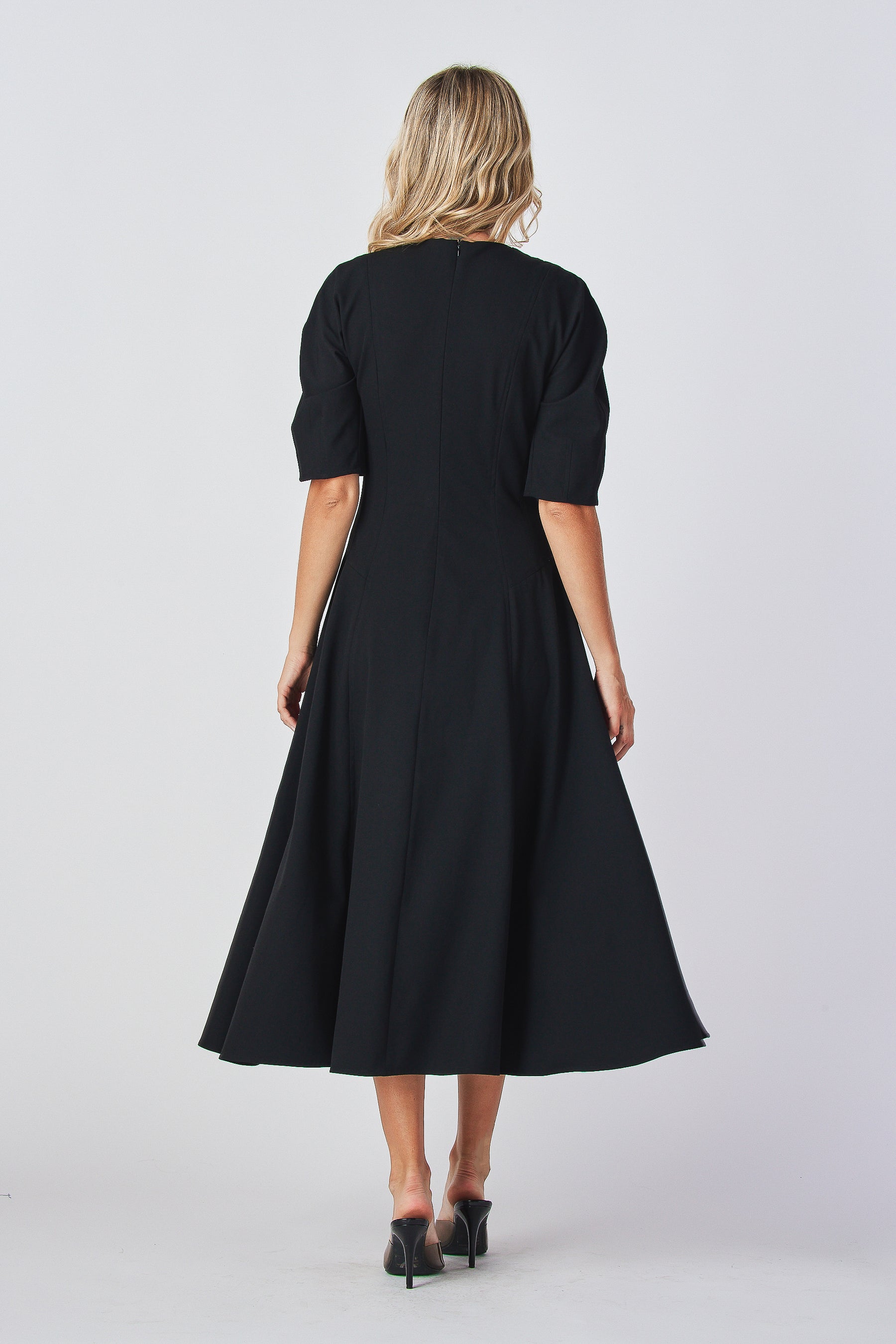 Casual short sleeve dress
black midi dress