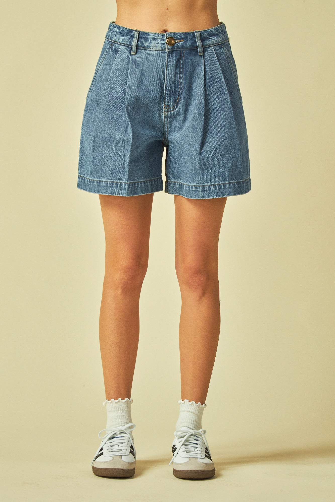 High rise
Zip fly
Front pleated&nbsp;
Multi pockets
Denim Shorts
77.6% Cotton 13.5% Tencel 8.9% Polyester