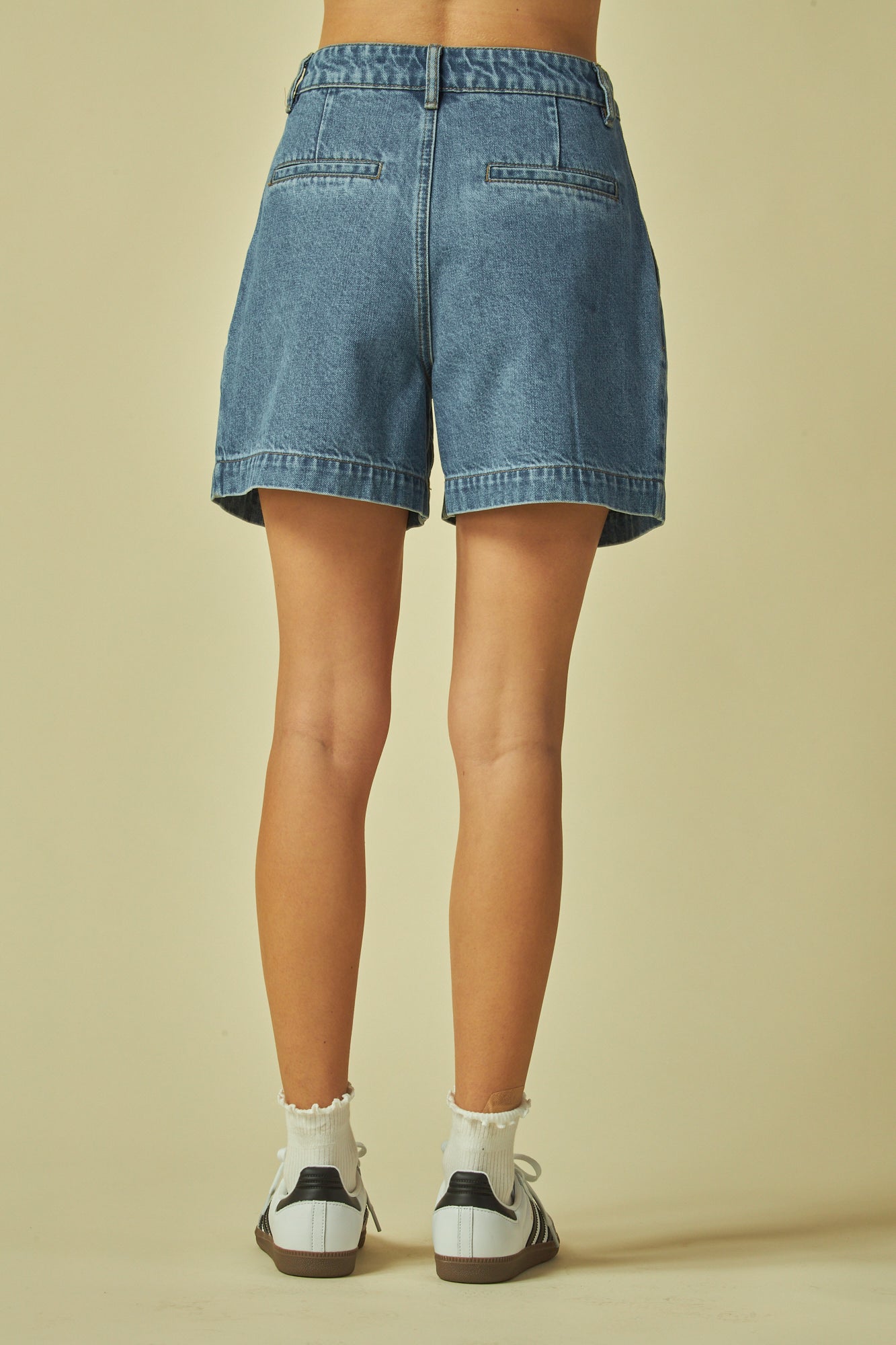 High rise
Zip fly
Front pleated&nbsp;
Multi pockets
Denim Shorts
77.6% Cotton 13.5% Tencel 8.9% Polyester