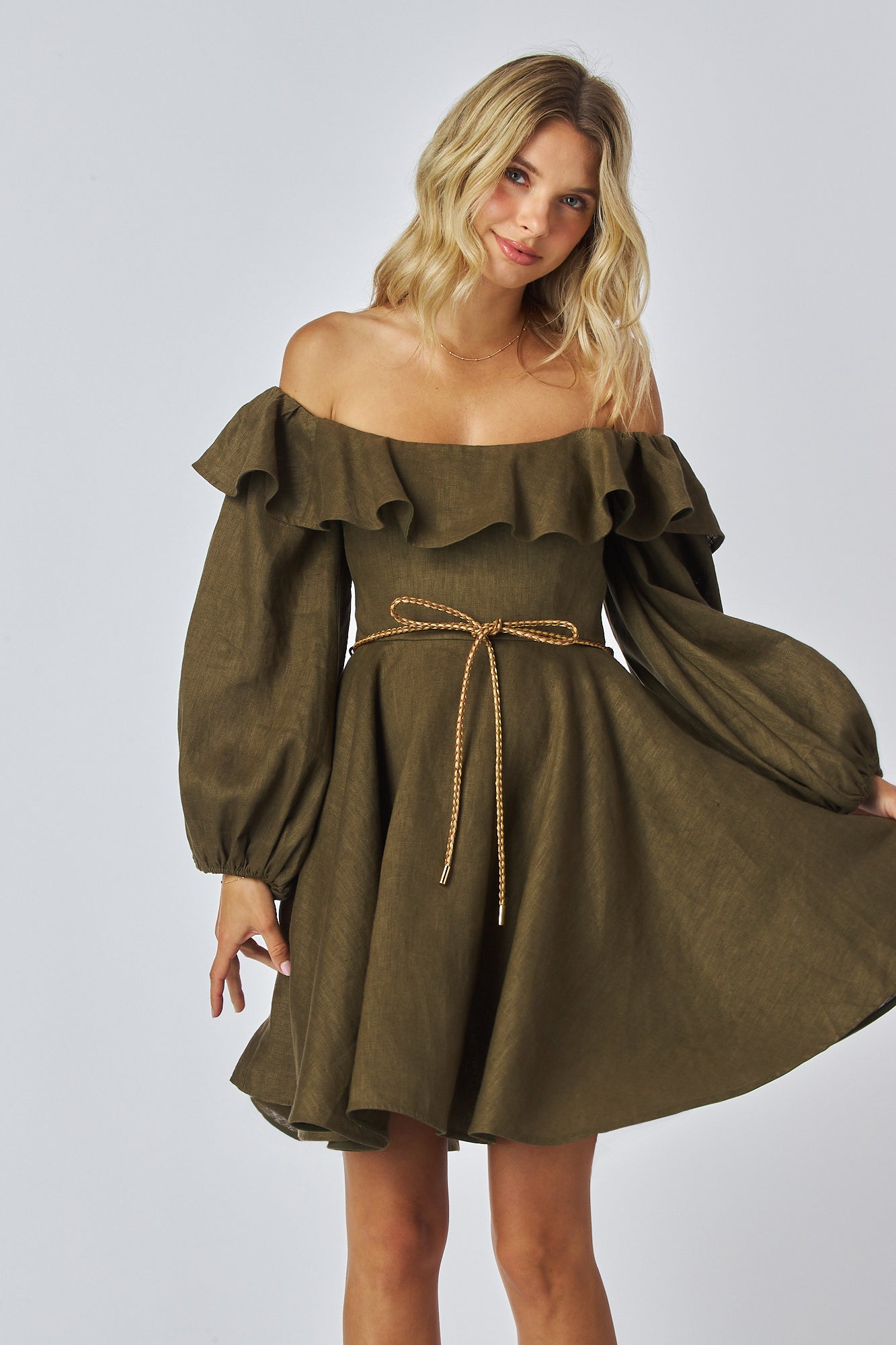 Off shoulders
Bishop long sleeves
String tie belt
Ruffle neck
circle skirt