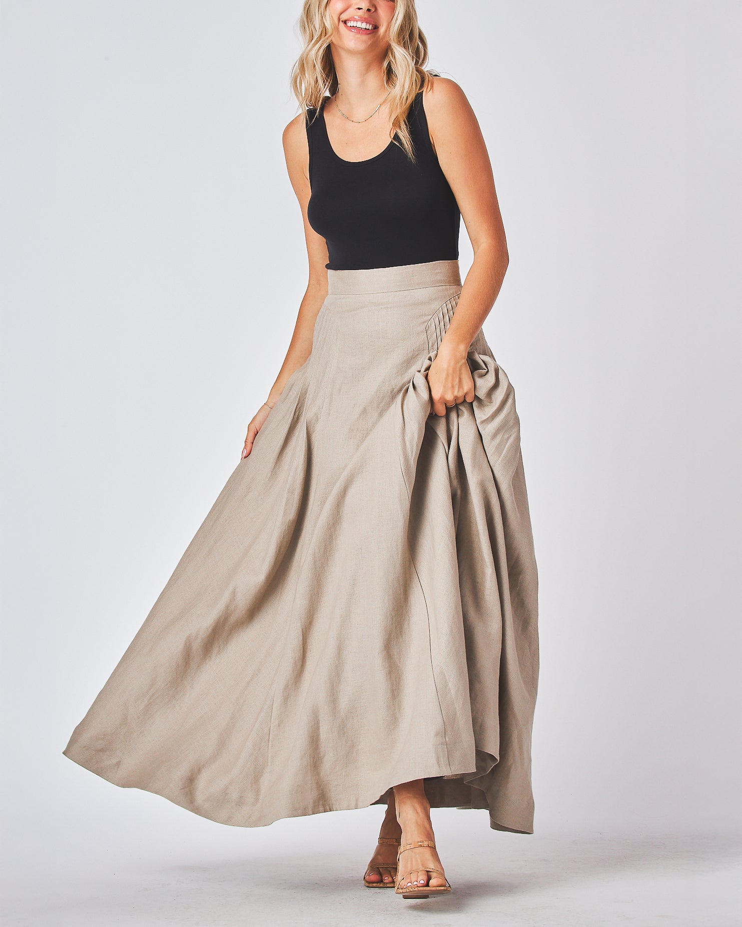 High waist
Back zipper
Sides pleated design
Fit &amp; flare
Maxi skirt
100% Linen