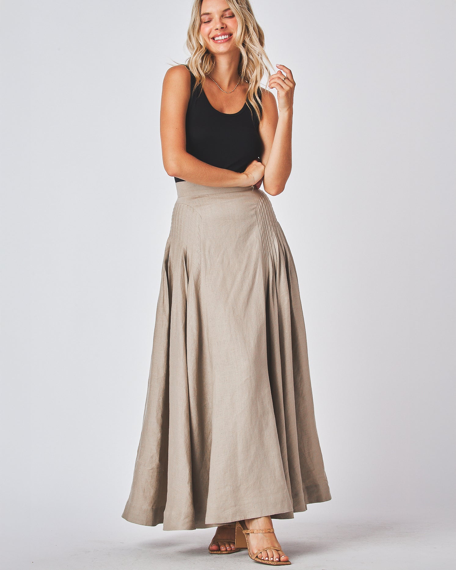 High waist
Back zipper
Sides pleated design
Fit &amp; flare
Maxi skirt
100% Linen