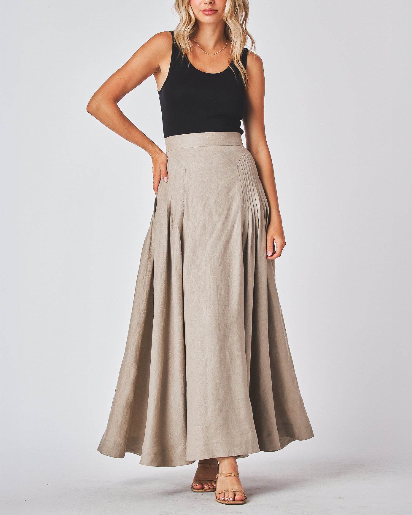 High waist
Back zipper
Sides pleated design
Fit &amp; flare
Maxi skirt
100% Linen