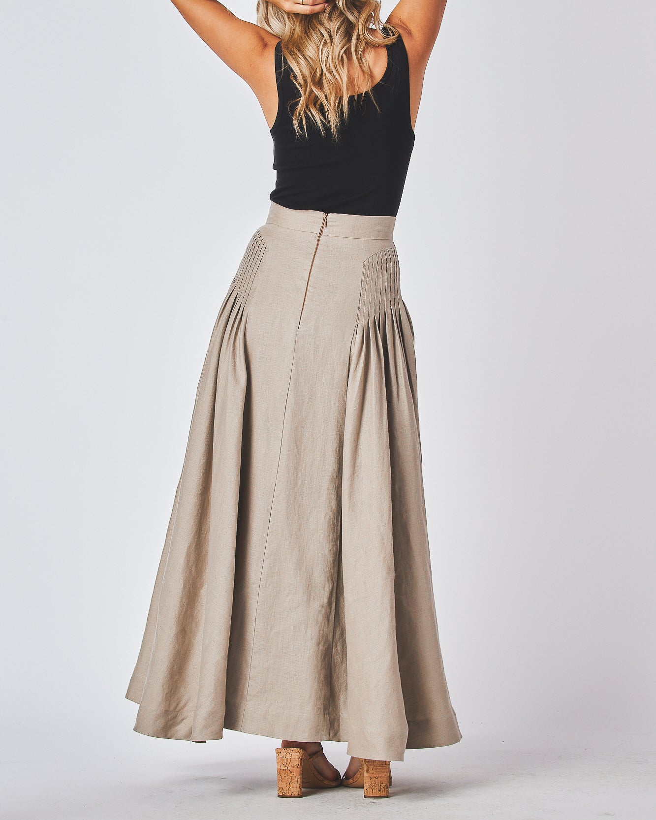High waist
Back zipper
Sides pleated design
Fit &amp; flare
Maxi skirt
100% Linen