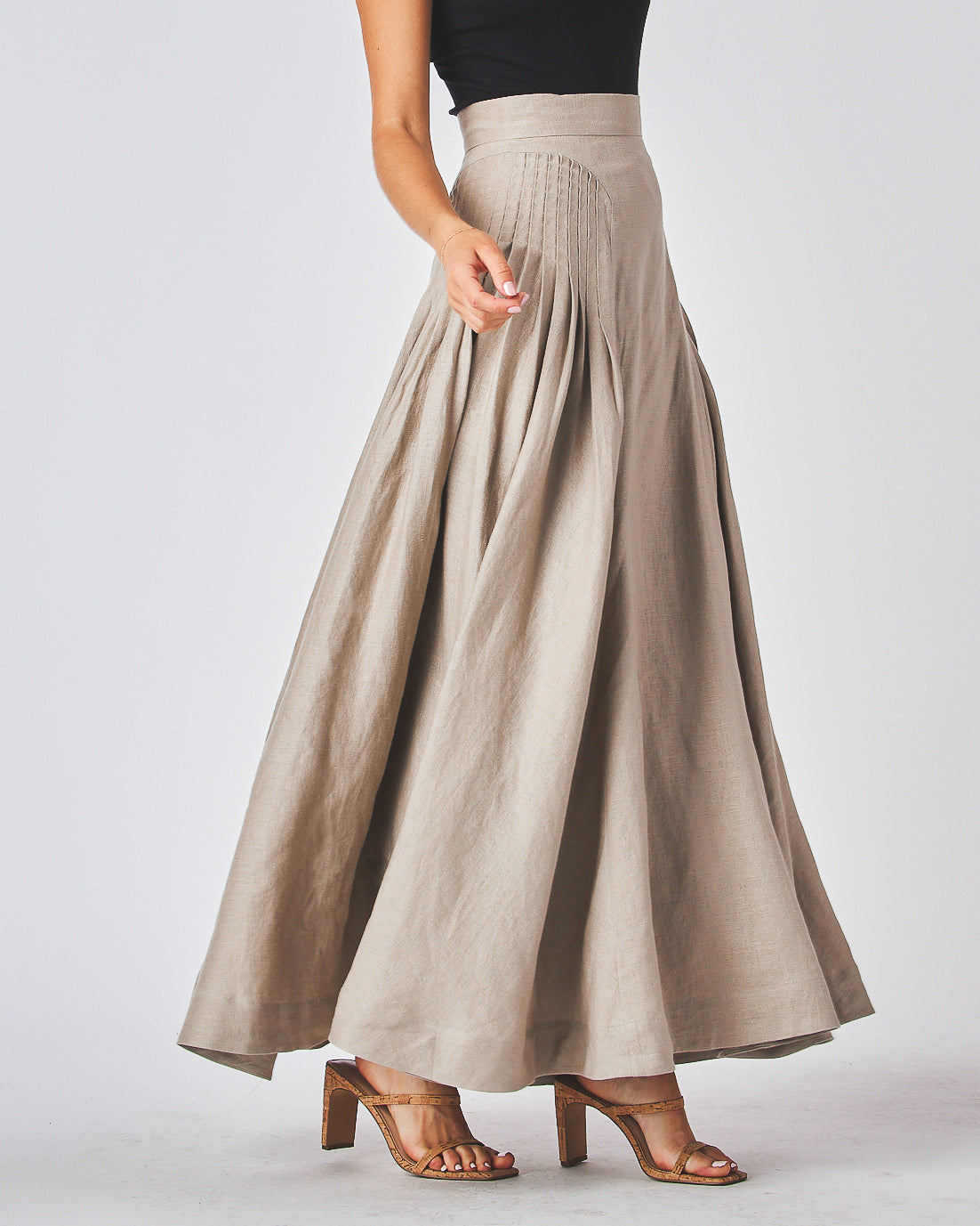 High waist
Back zipper
Sides pleated design
Fit &amp; flare
Maxi skirt
100% Linen