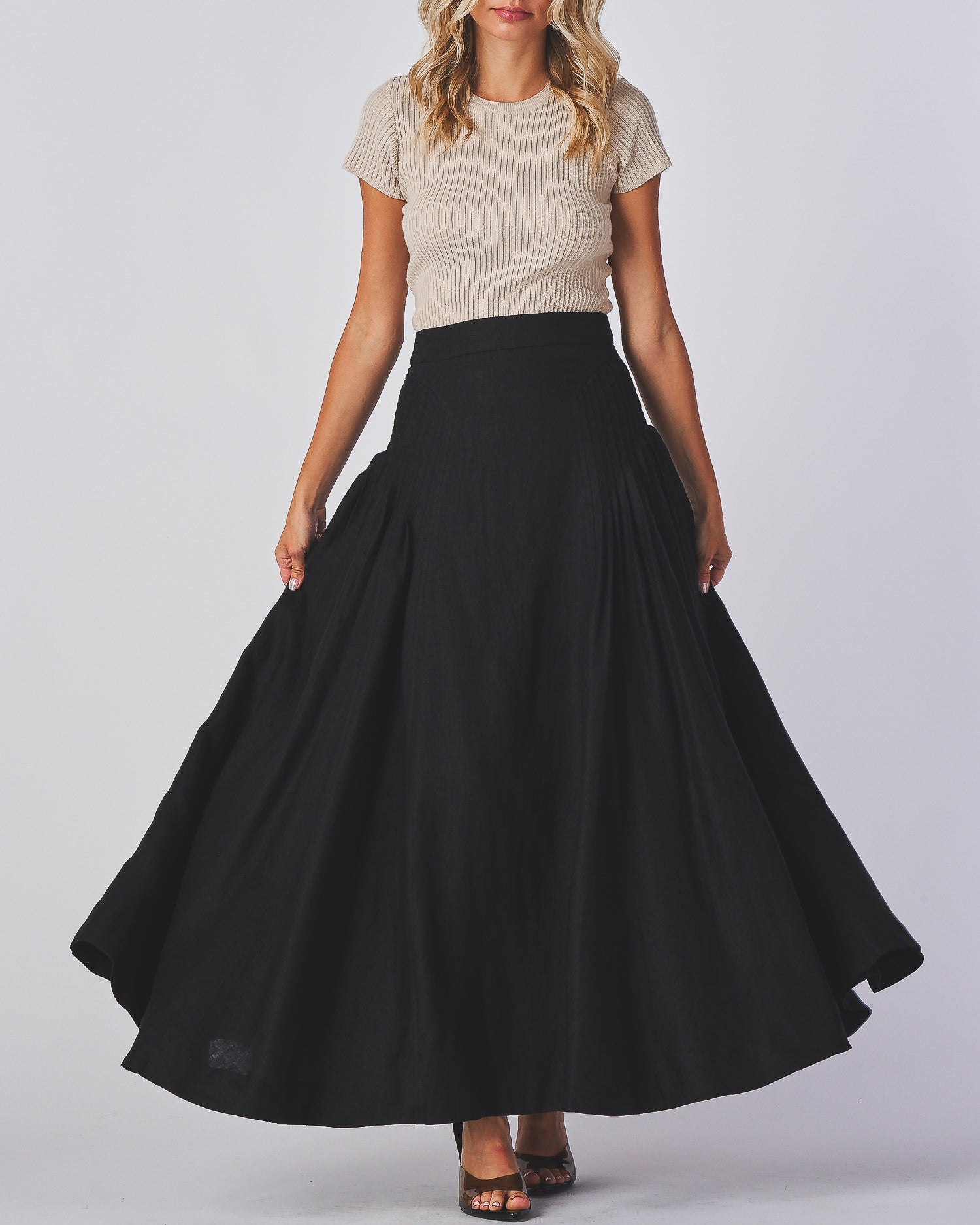 High waist
Back zipper
Sides pleated design
Fit &amp; flare
Maxi skirt
100% Linen
