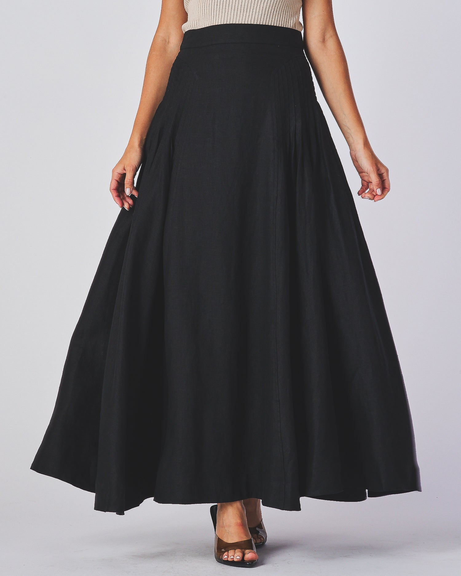 High waist
Back zipper
Sides pleated design
Fit &amp; flare
Maxi skirt
100% Linen