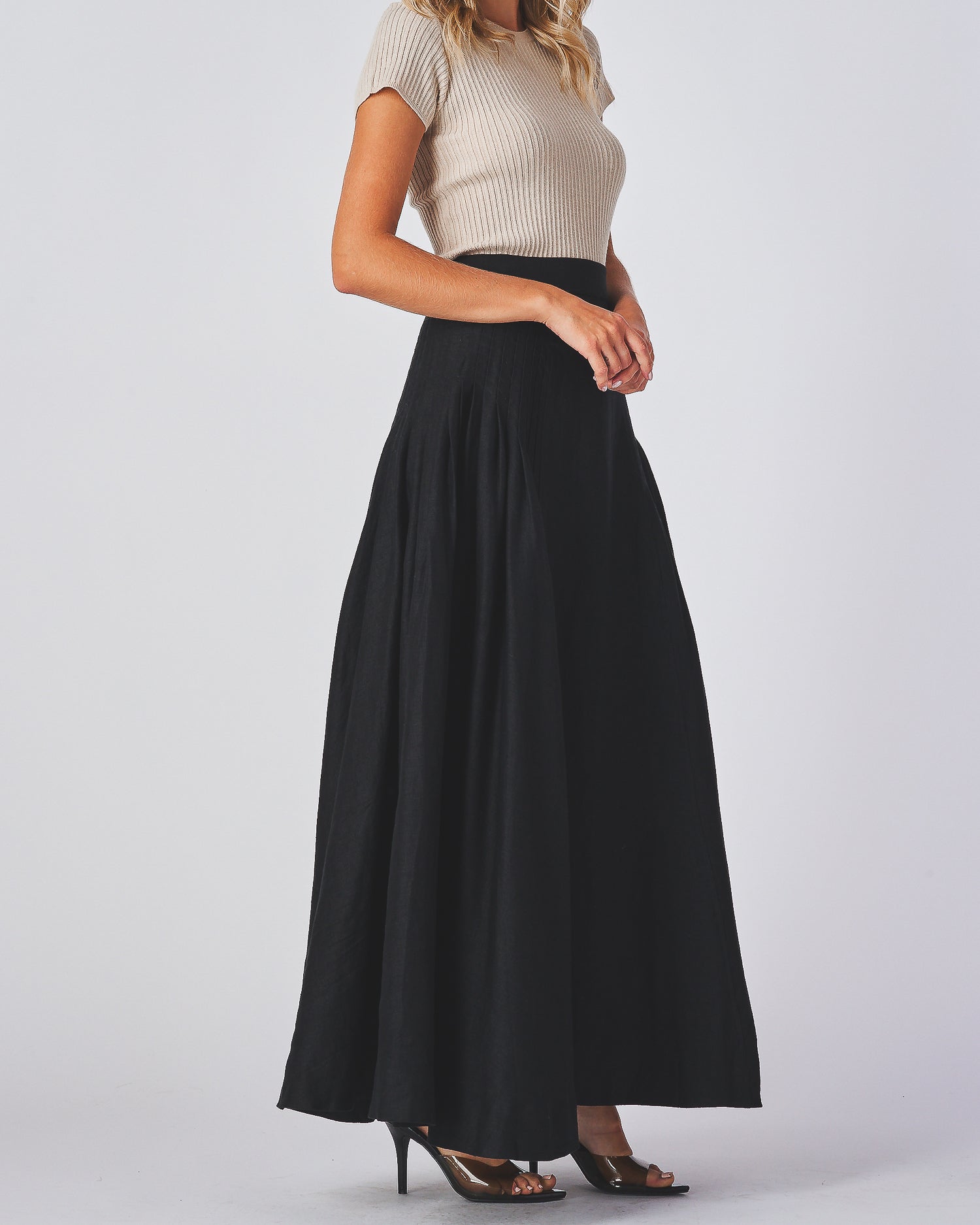 High waist
Back zipper
Sides pleated design
Fit &amp; flare
Maxi skirt
100% Linen