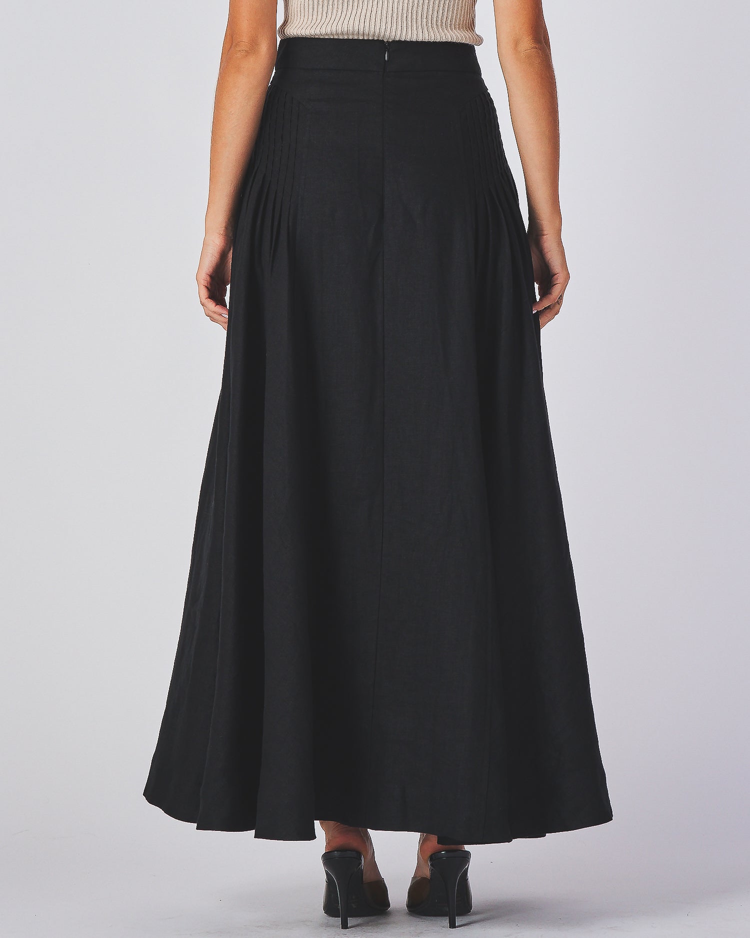 High waist
Back zipper
Sides pleated design
Fit &amp; flare
Maxi skirt
100% Linen