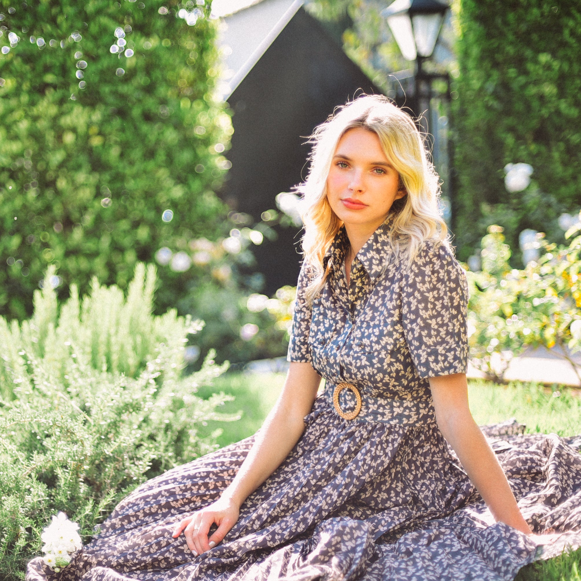 Long drees
Flower print
Shirt collar
Belted
Fit and flare
short sleeves