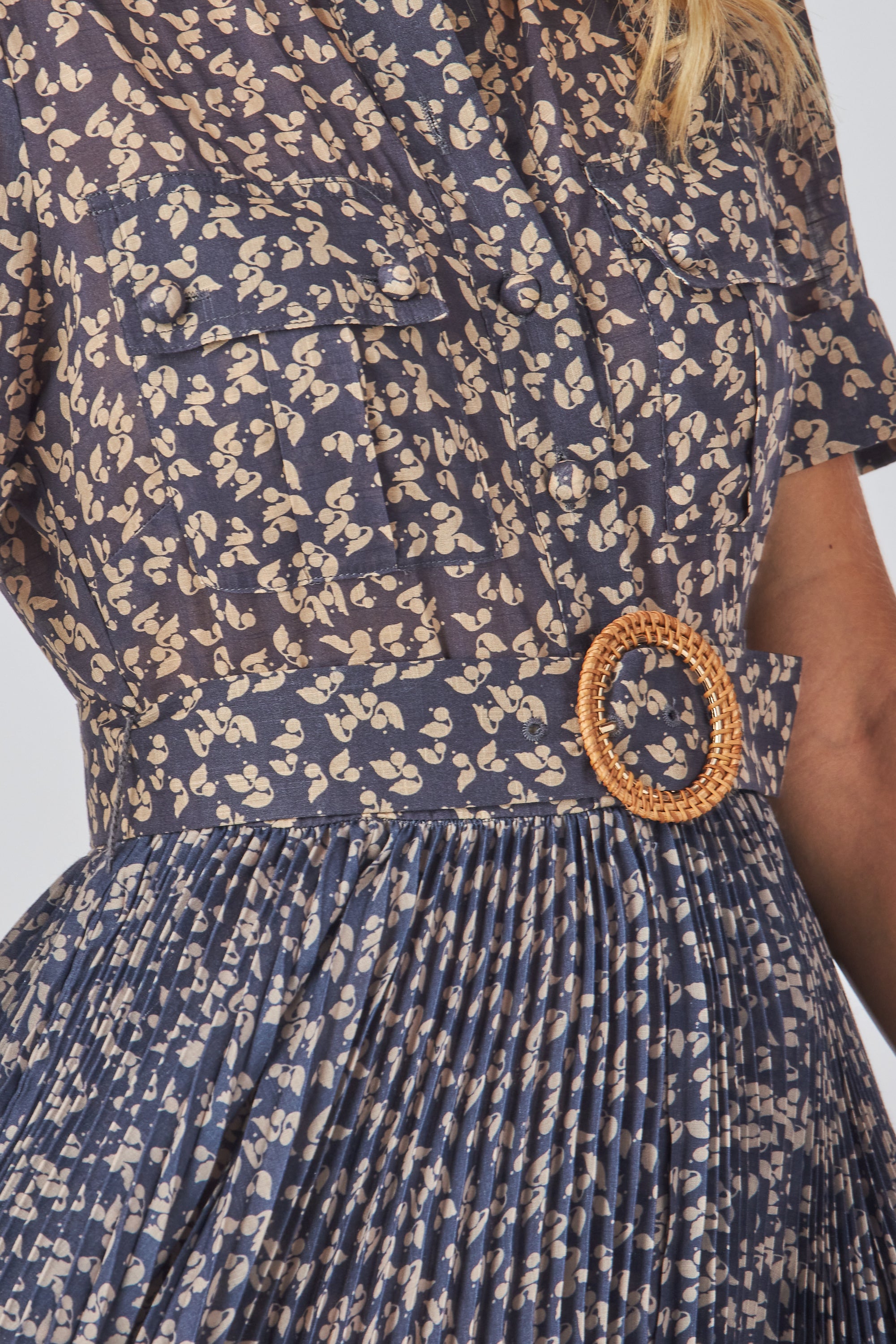 Shirt collar
Short sleeves
Belted
Button Details
Slip on dress
Fit and flare
Long Dress&nbsp;
100% Polyester
Contrast 100% Cotton