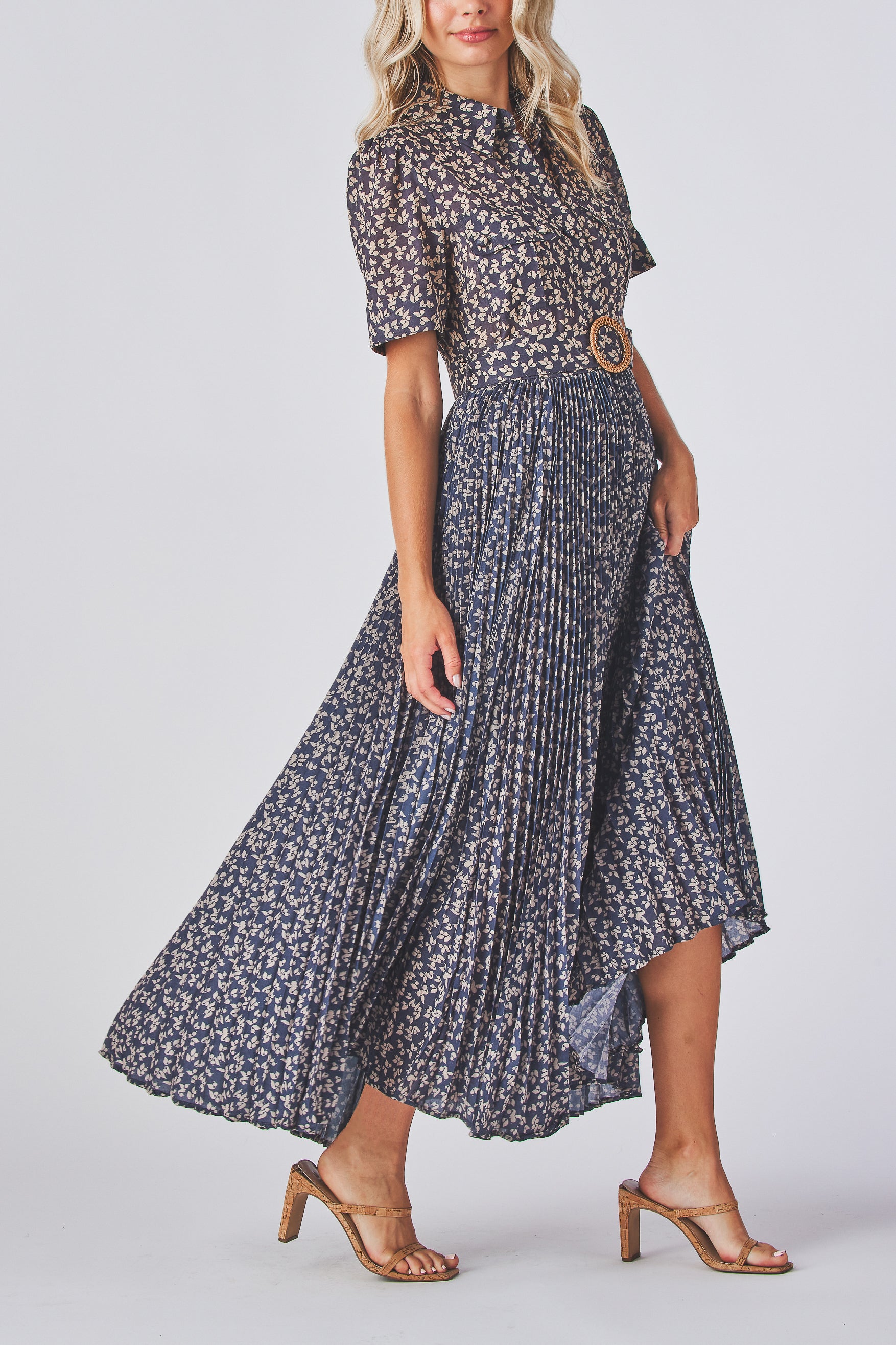 Shirt collar
Short sleeves
Belted
Button Details
Slip on dress
Fit and flare
Long Dress
100% Polyester
Contrast 100% Cotton