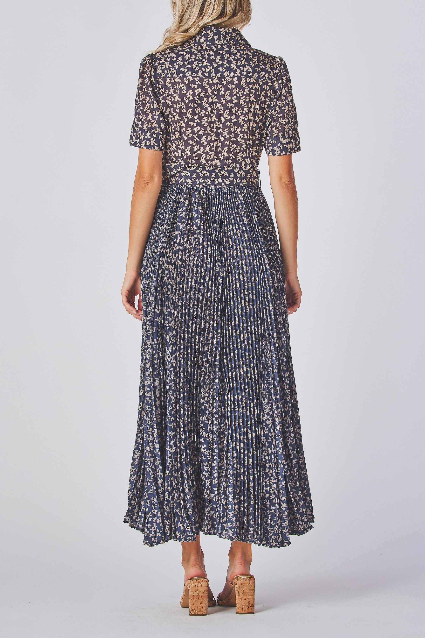 Shirt collar
Short sleeves
Belted
Button Details
Slip on dress
Fit and flare
Long Dress
100% Polyester
Contrast 100% Cotton