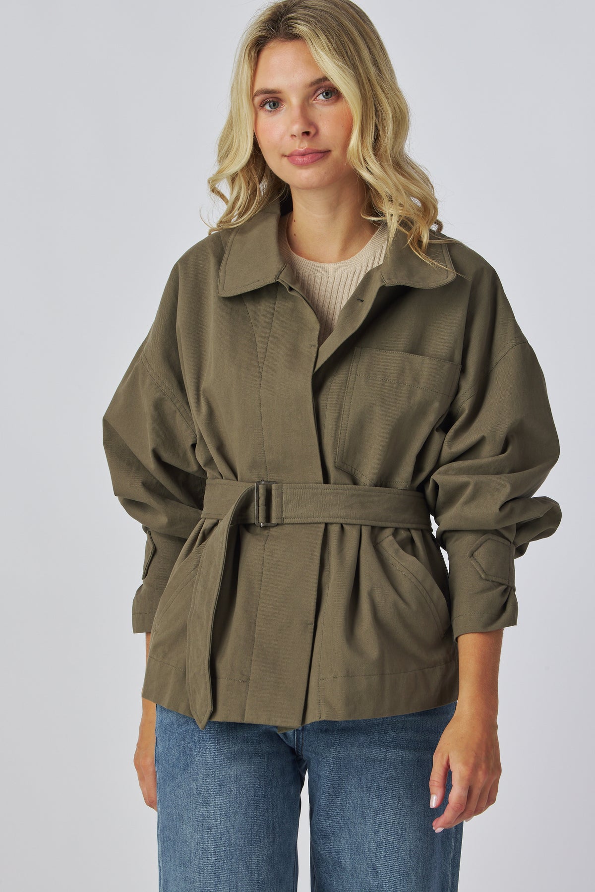 Linden Jacket in olive, close view of the collar and shoulder
