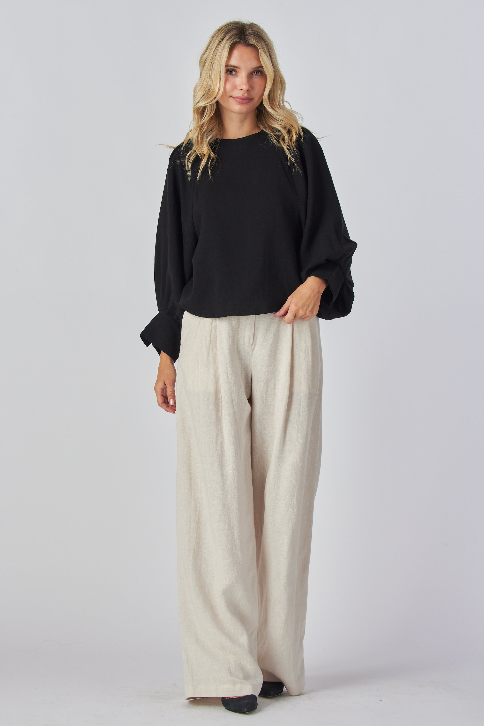 Boat neck line
Collarless
Dollman puff sleeves
Pleated cuffs
Loose fit blouse