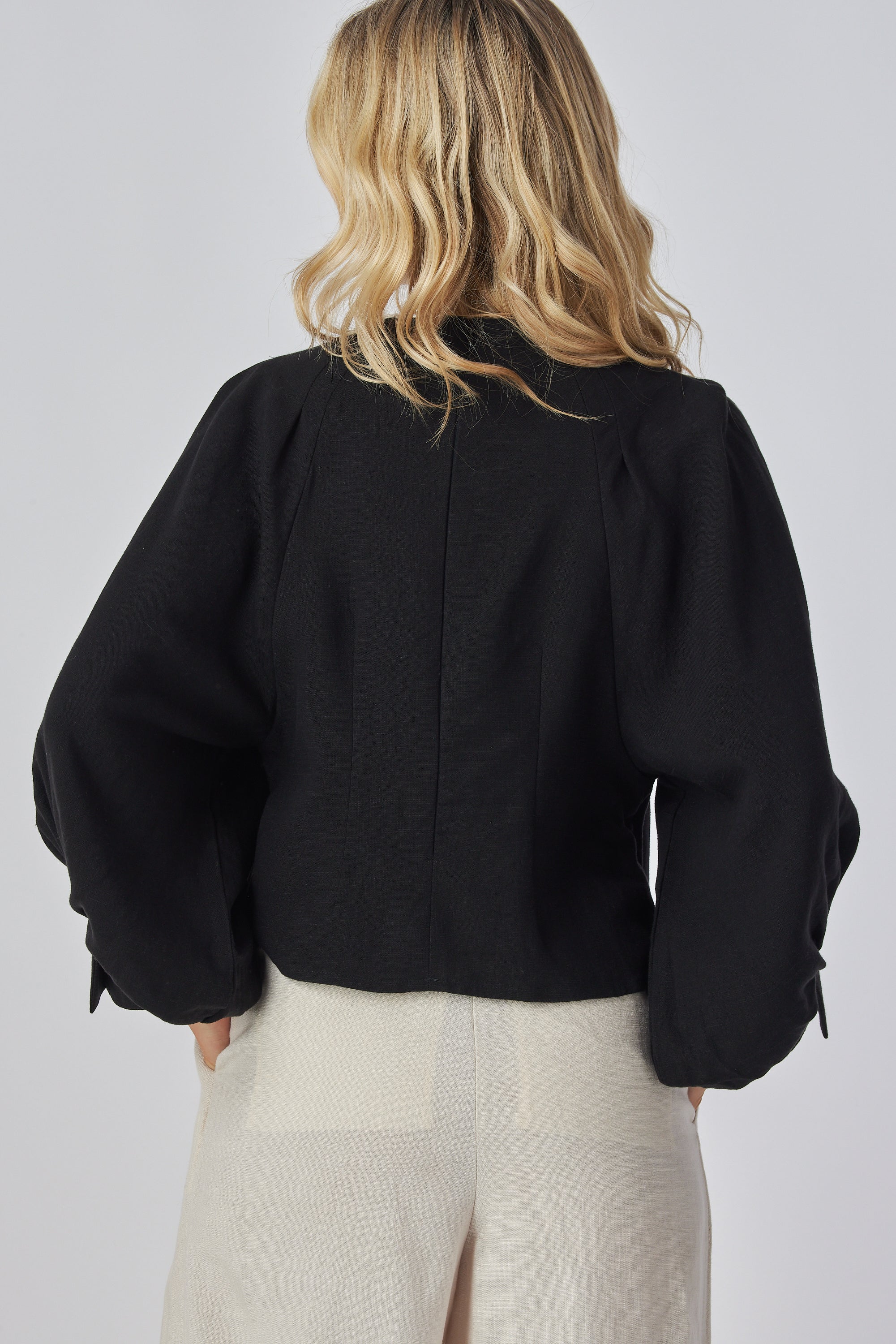 Boat neck line
Collarless
Dollman puff sleeves
Pleated cuffs
Loose fit blouse