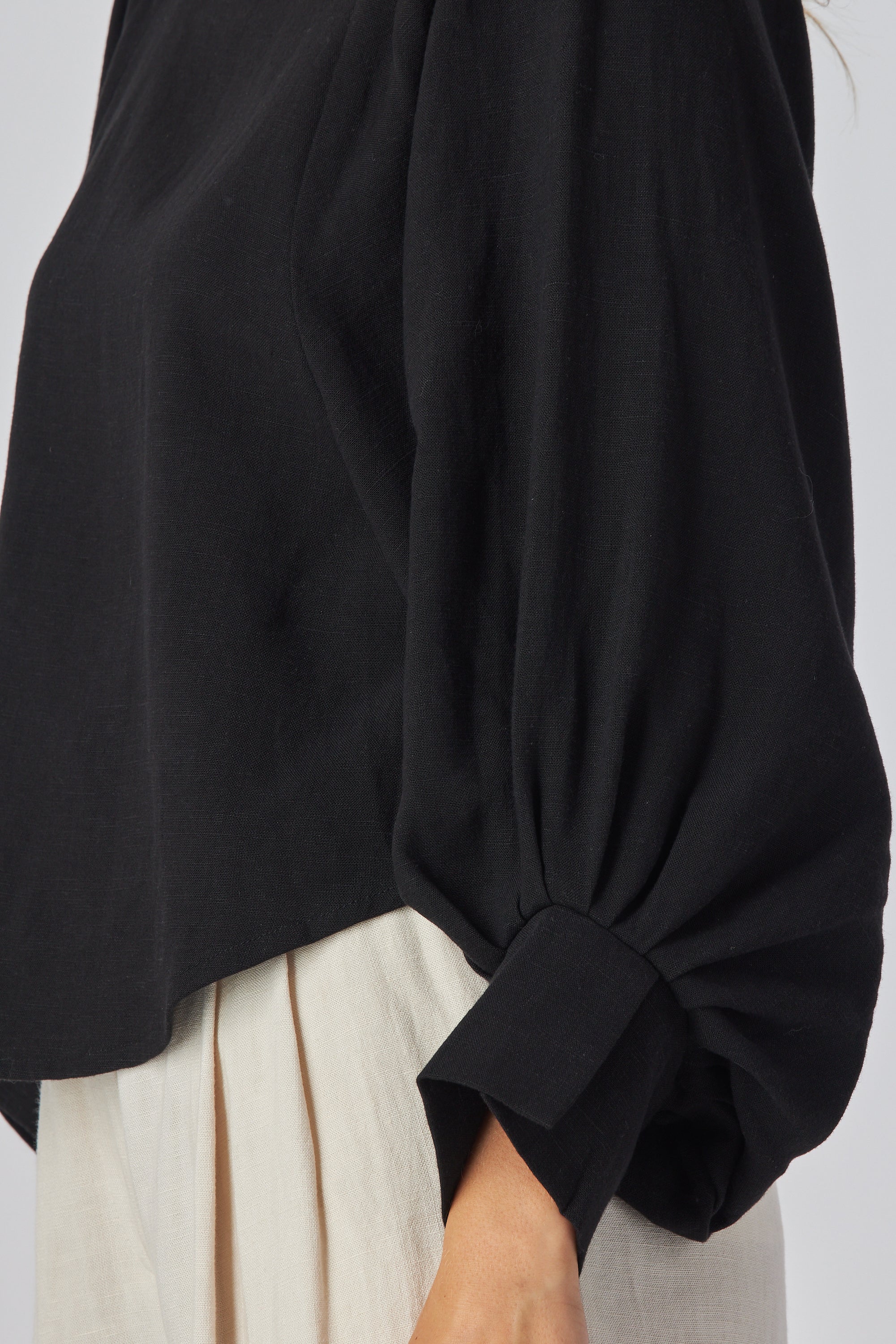 Boat neck line
Collarless
Dollman puff sleeves
Pleated cuffs
Loose fit blouse