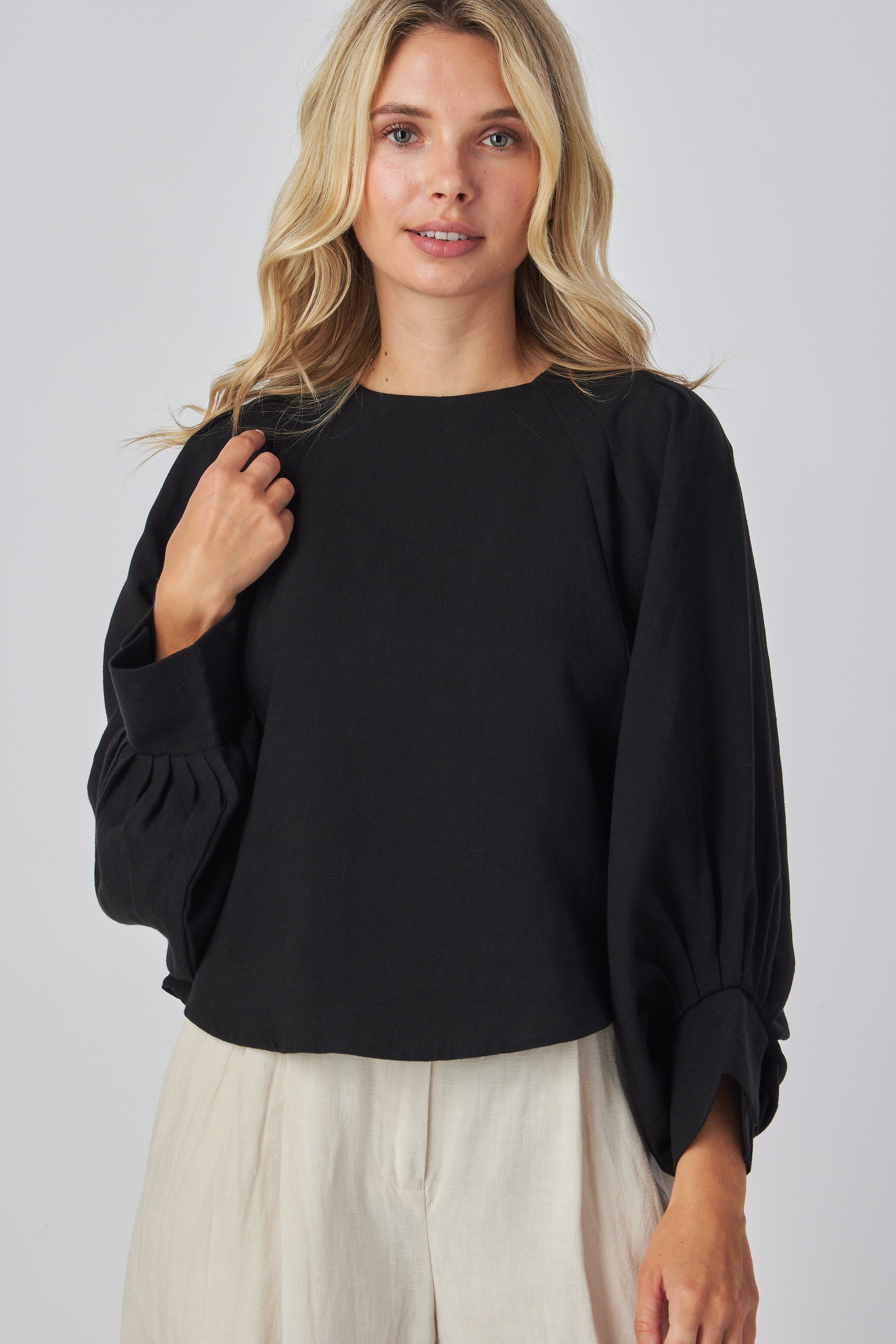 Boat neck line
Collarless
Dollman puff sleeves
Pleated cuffs
Loose fit blouse