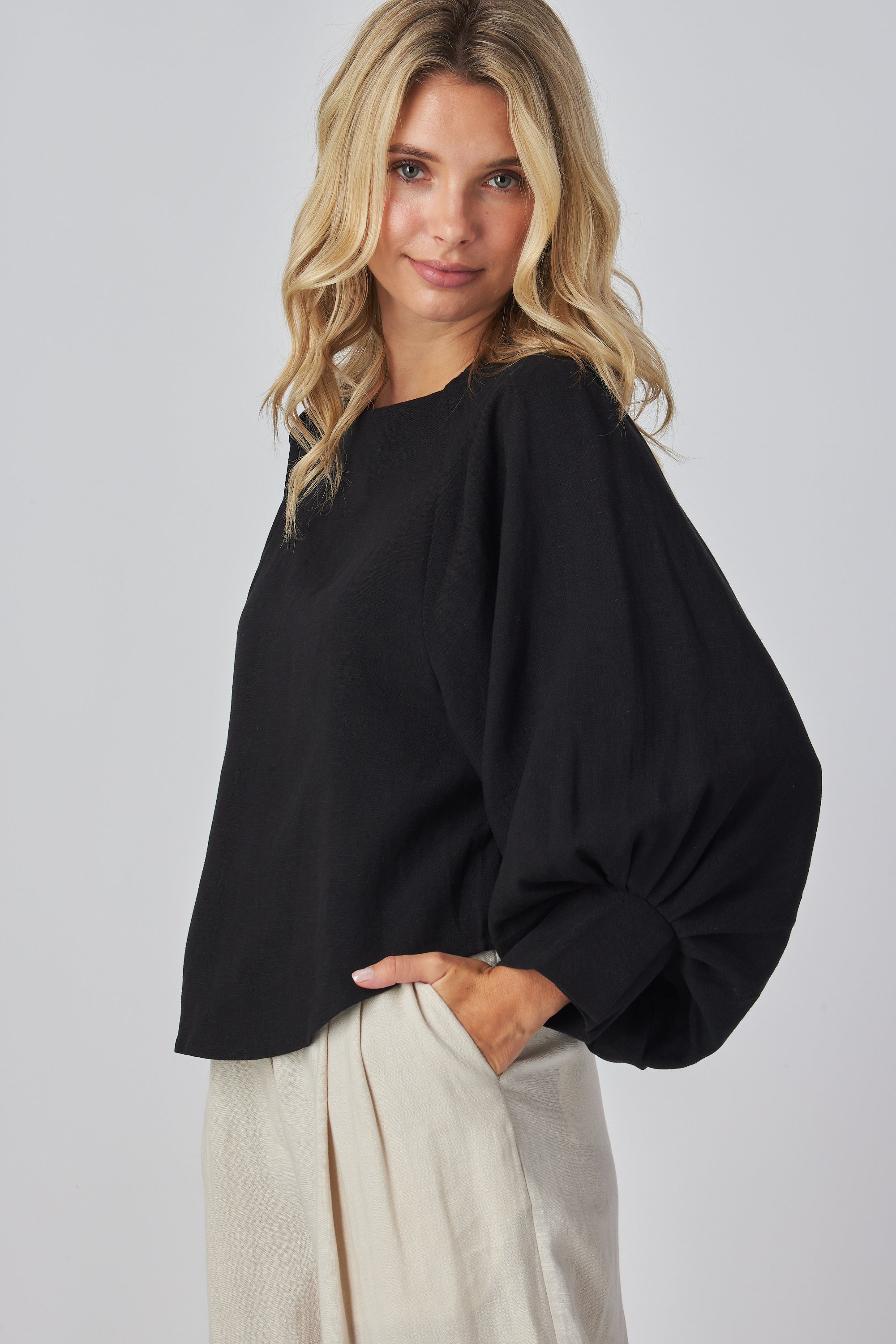 Boat neck line
Collarless
Dollman puff sleeves
Pleated cuffs
Loose fit blouse