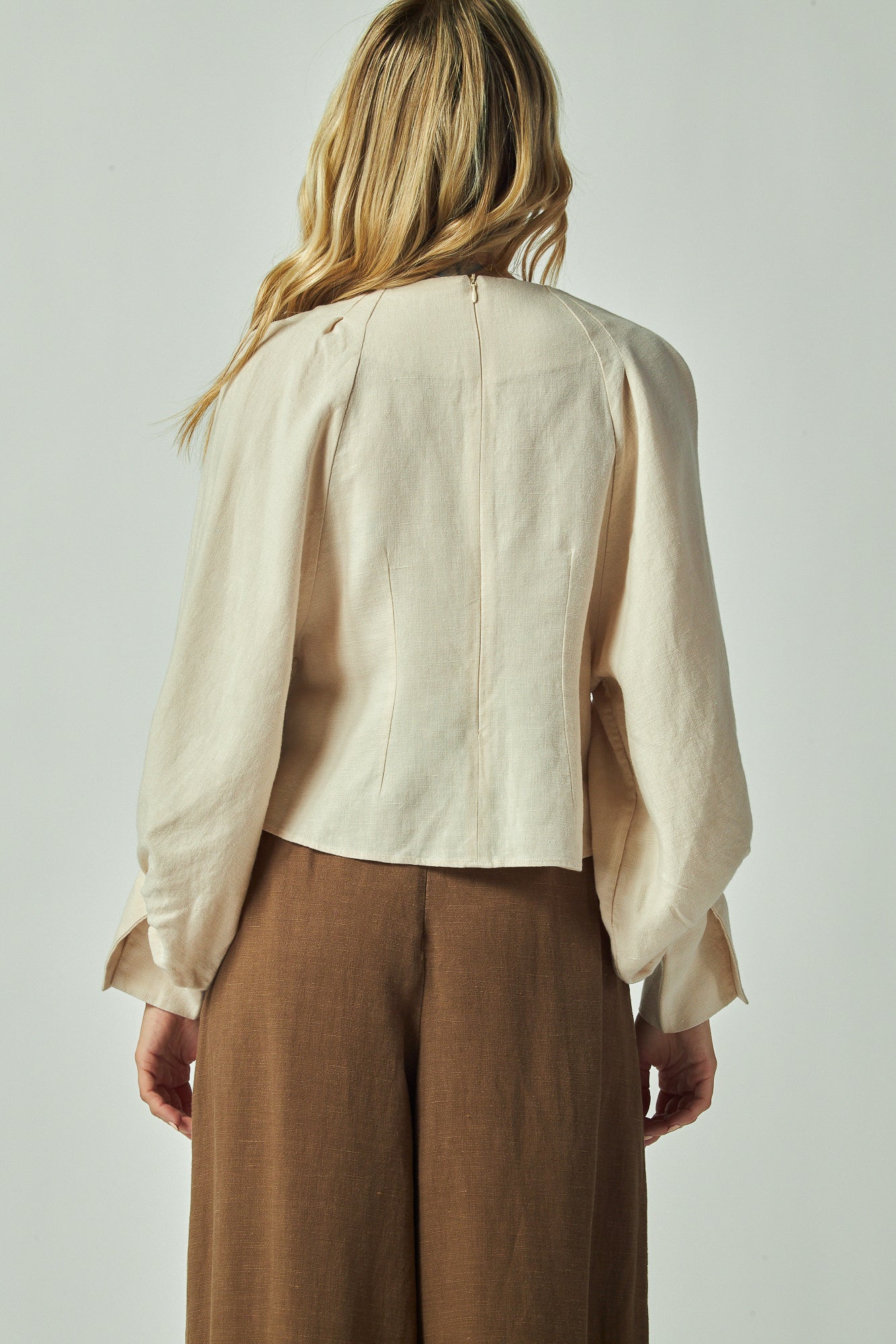 Boat neck line
Collarless
Dollman puff sleeves
Pleated cuffs
Loose fit blouse